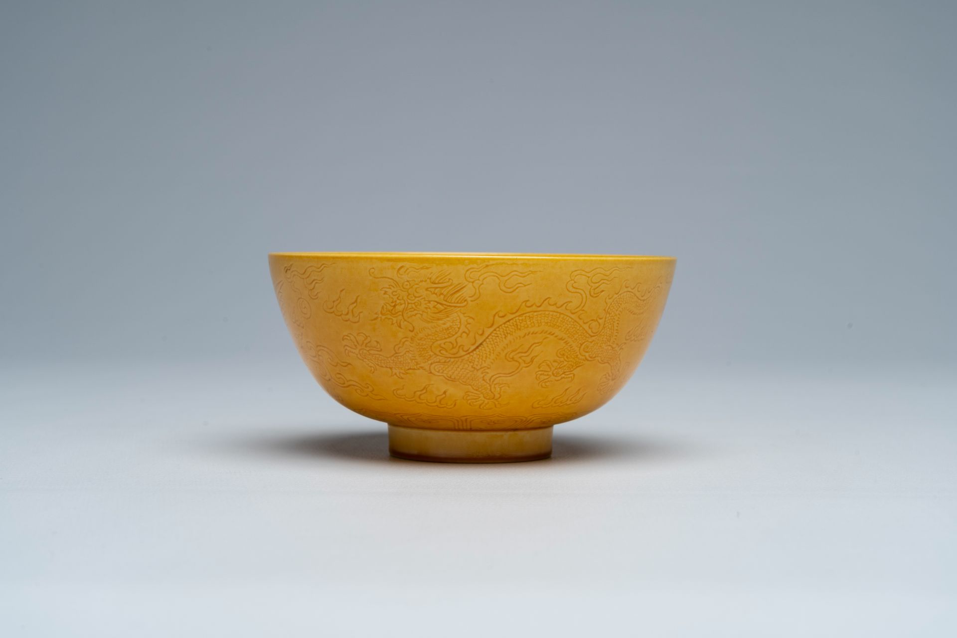 A Chinese monochrome yellow bowl with incised design of dragons and phoenixes, Jiaqing mark, 19th/20 - Image 2 of 7