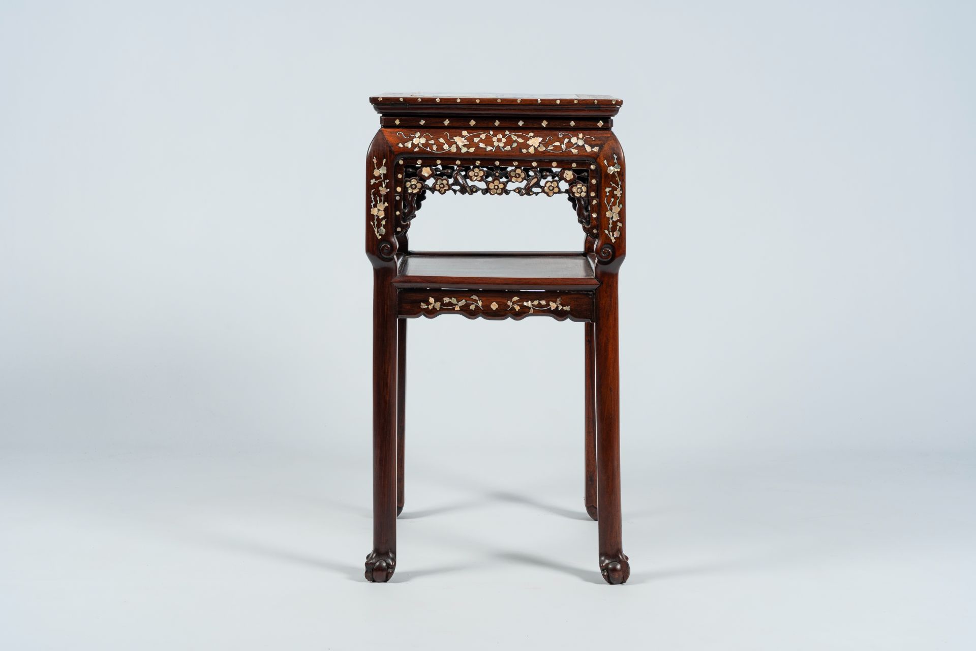 A Chinese mother-of-pearl-inlaid wooden stand with blue and white porcelain top, 19th C. - Image 3 of 9