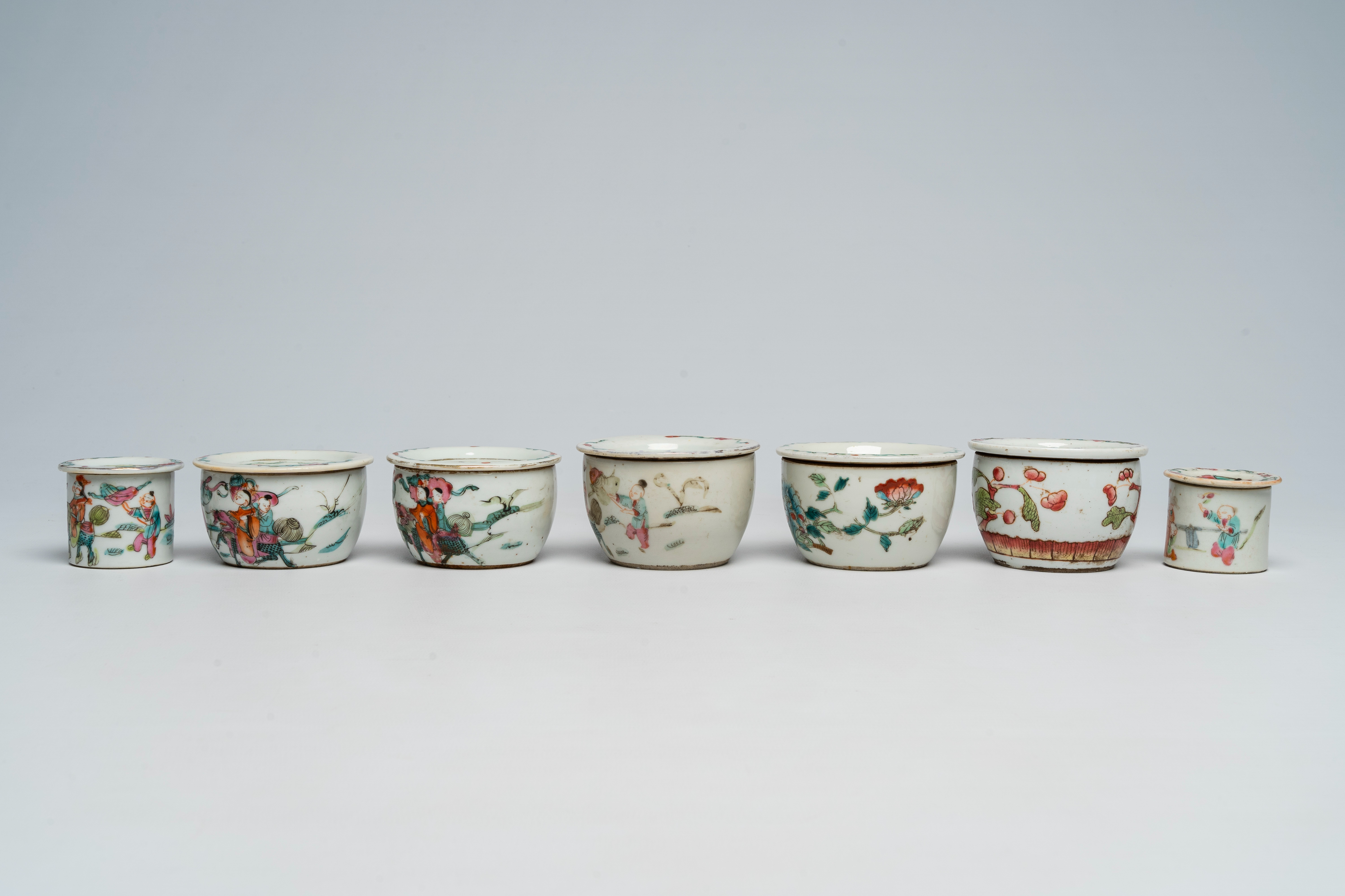 A varied collection of Chinese famille rose porcelain with figures and floral design, 19th/20th C. - Bild 9 aus 13