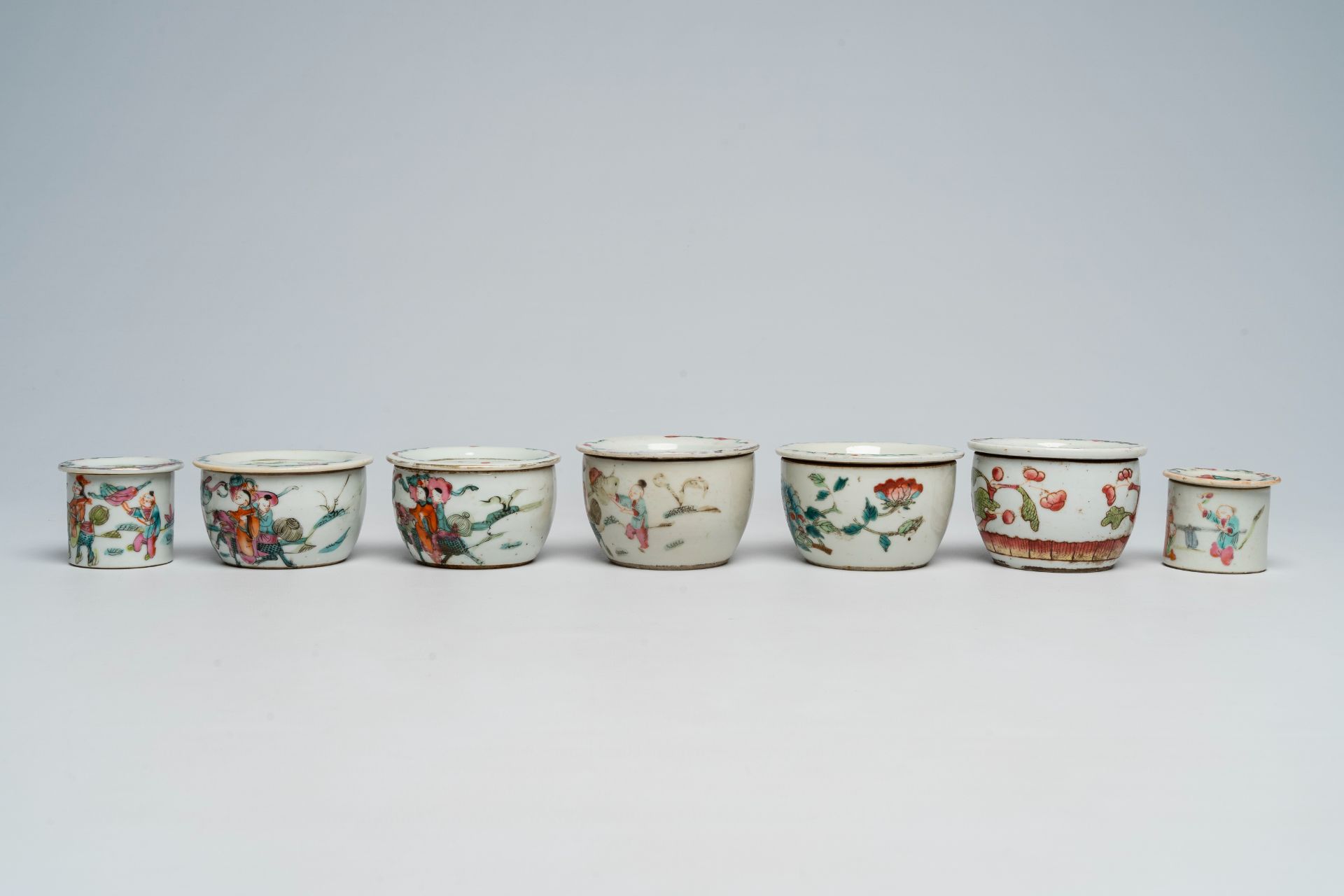 A varied collection of Chinese famille rose porcelain with figures and floral design, 19th/20th C. - Image 9 of 13