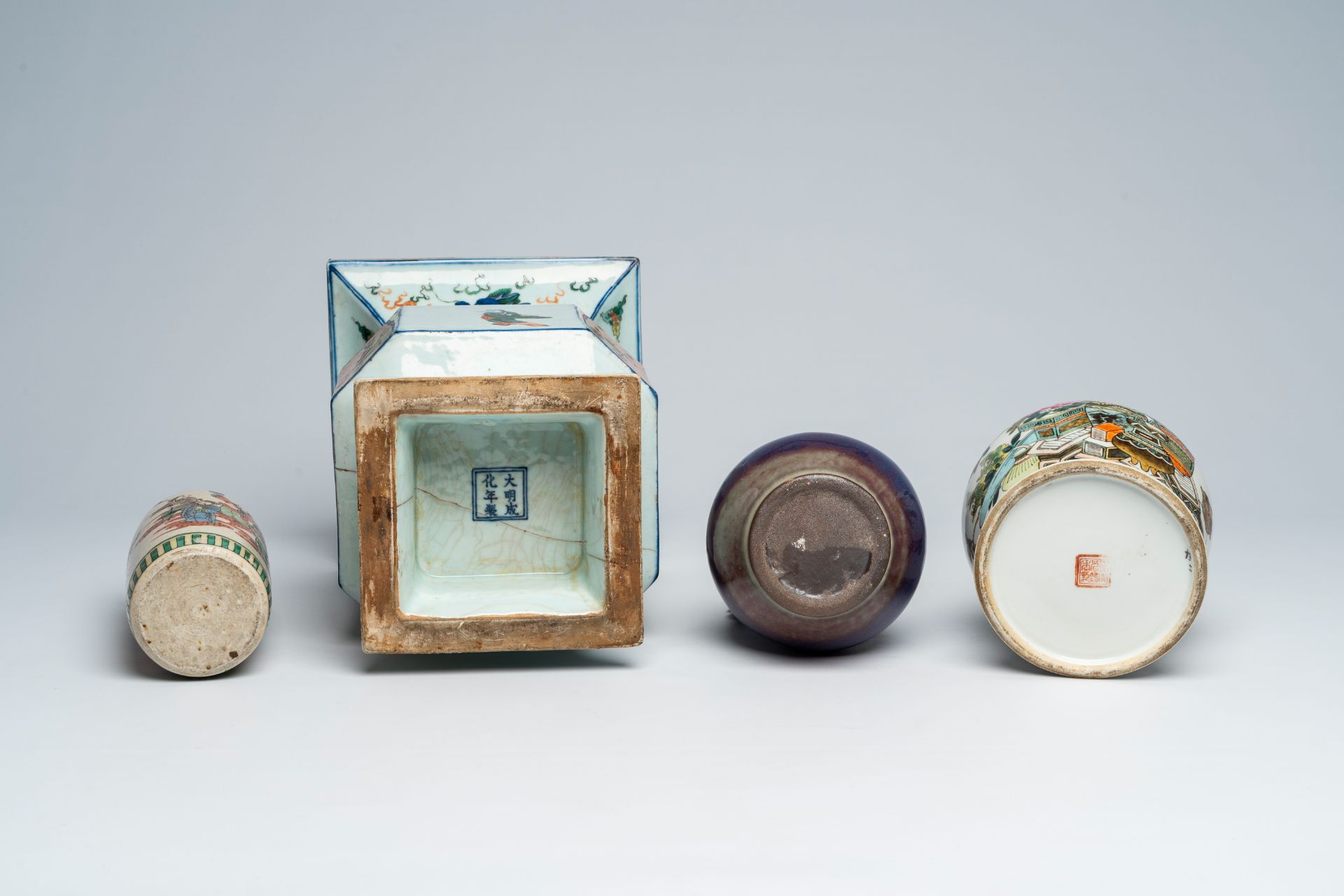 Four various Chinese polychrome and monochrome vases, 19th/20th C. - Image 7 of 8
