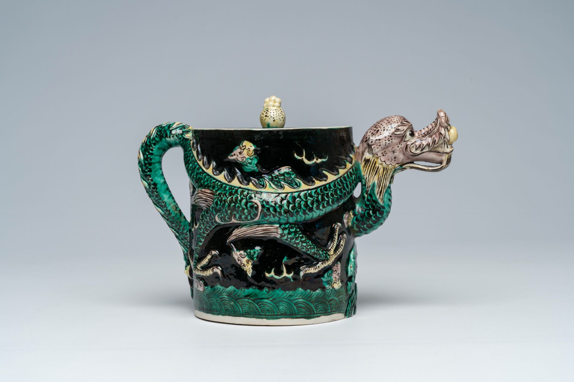A Chinese famille noire dragon-shaped teapot with relief design, 19th C. - Image 4 of 9