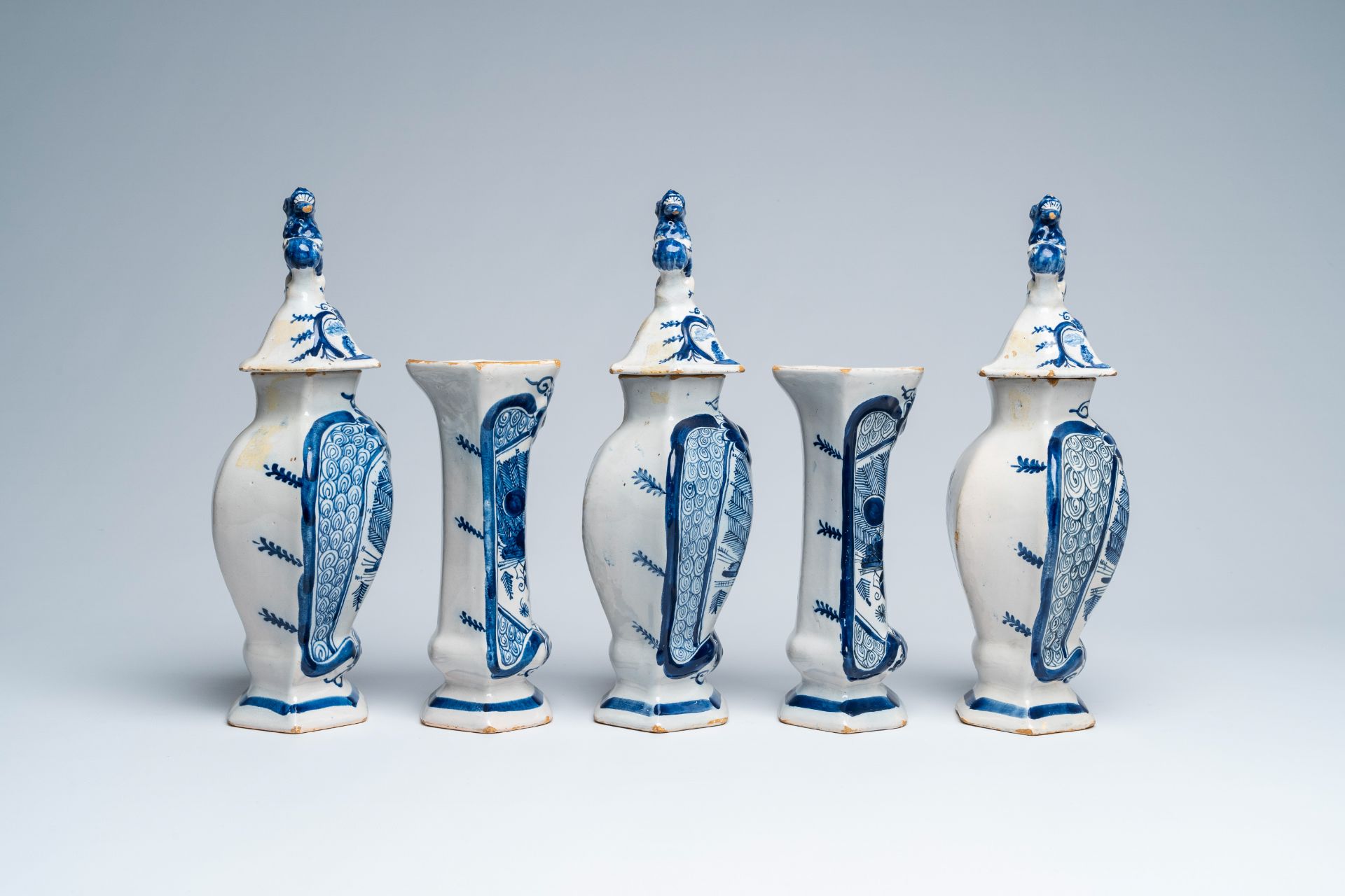 A Dutch Delft blue and white five-piece 'peacock tail' vase garniture, 18th C. - Bild 4 aus 6