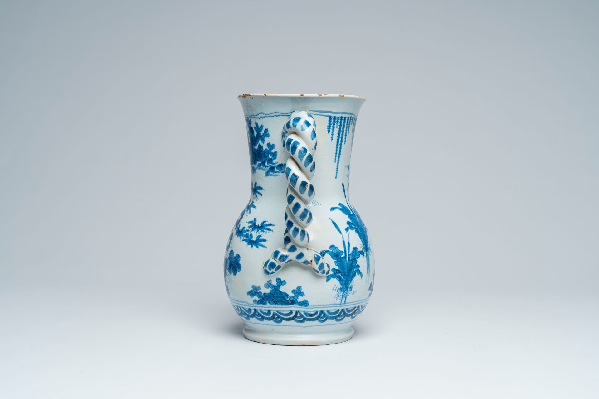 A large French blue and white earthenware 'chinoiserie' jug with floral design, Nevers, 17th C. - Bild 2 aus 6