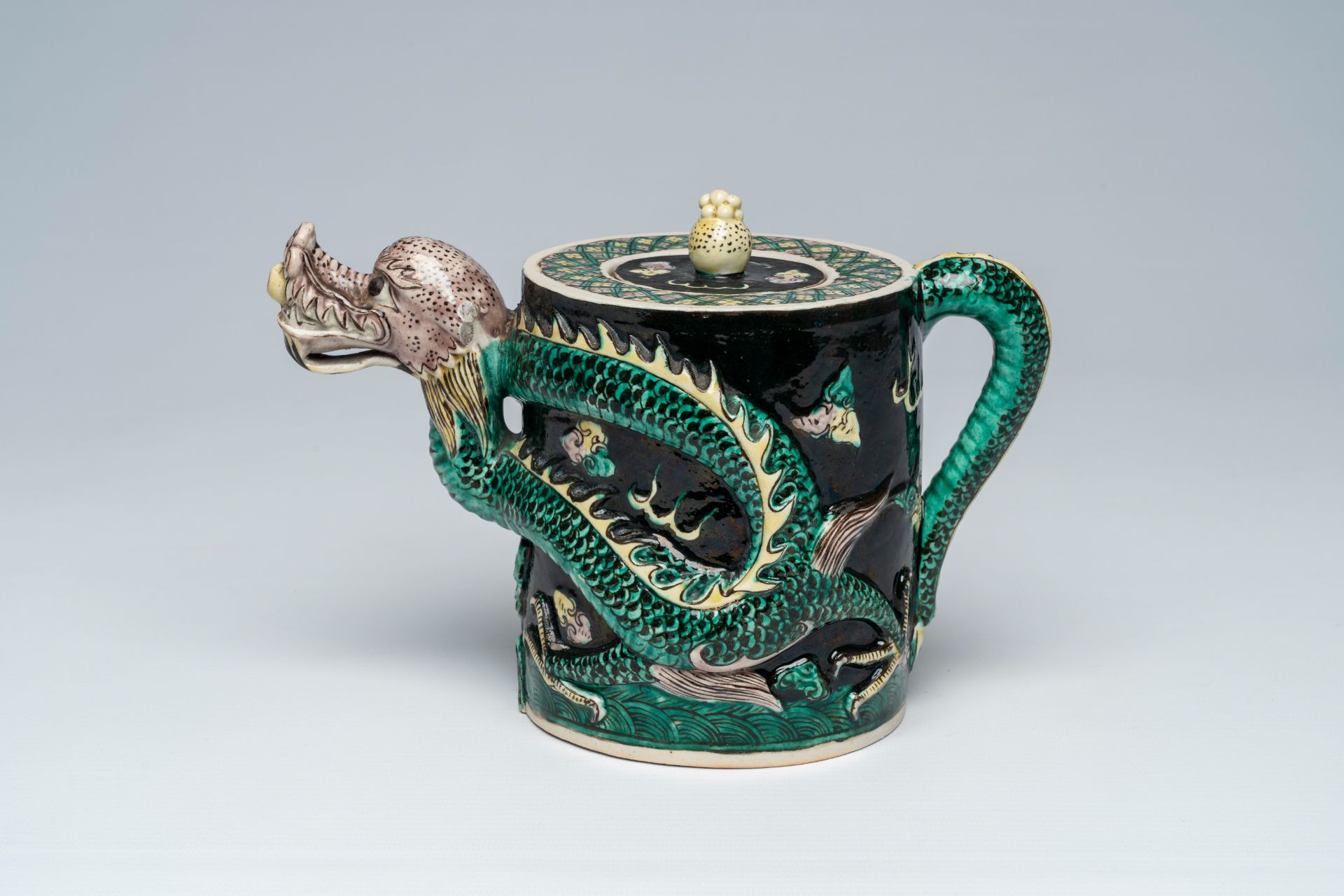 A Chinese famille noire dragon-shaped teapot with relief design, 19th C. - Image 9 of 9