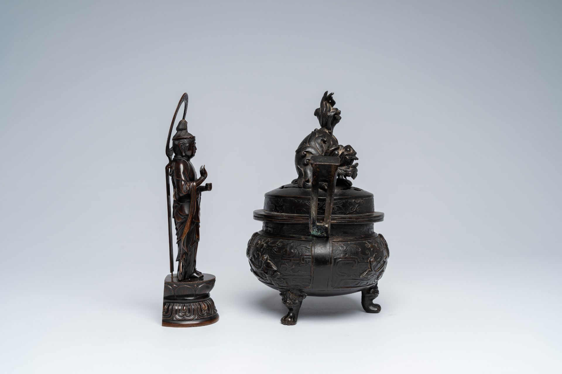 A Japanese bronze Kannon figure and a censer with cover, Edo/Meiji, 18th/19th C. - Image 5 of 9