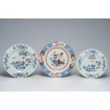 Three Chinese Imari style and verte-Imari chargers with floral design, Qianlong