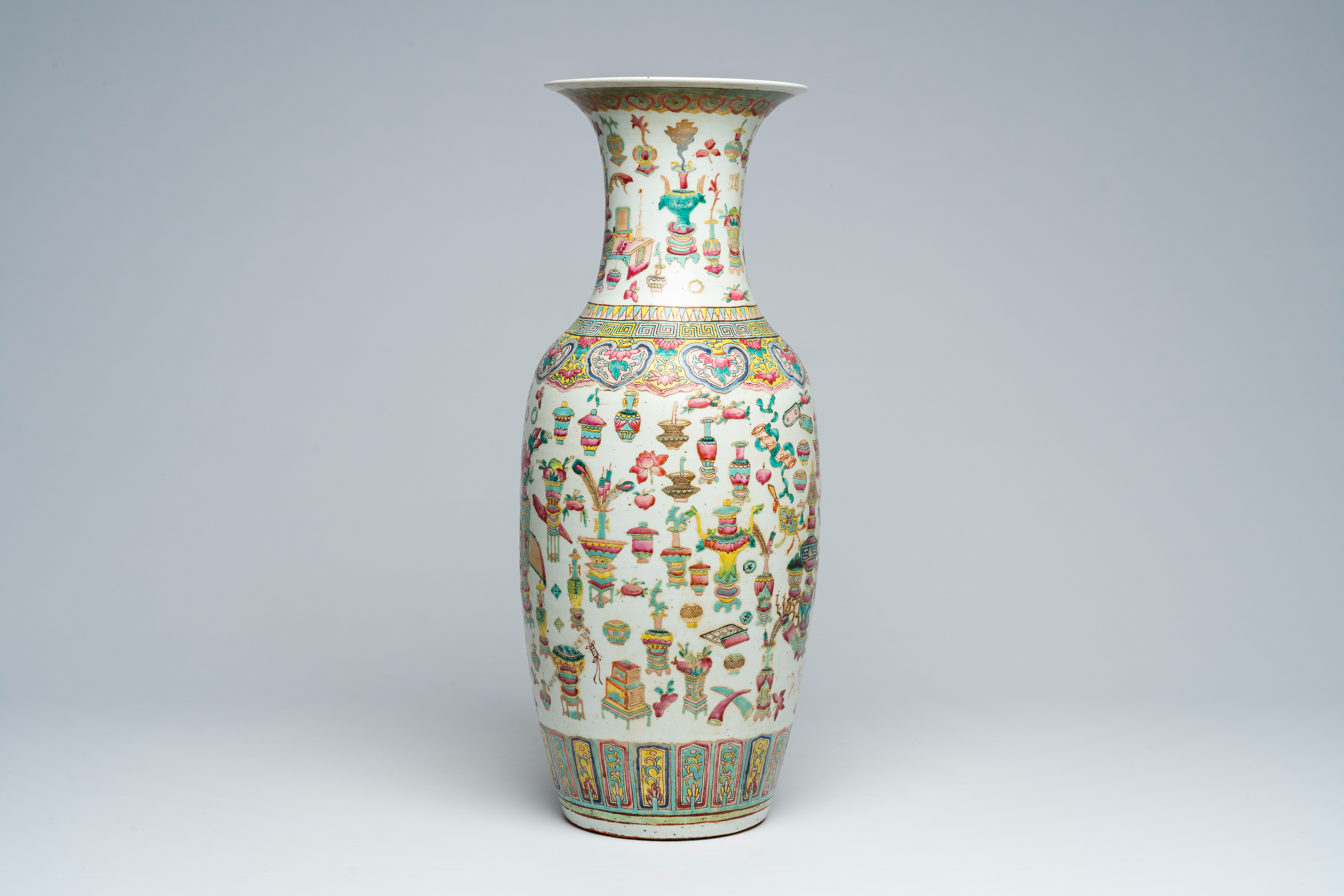 A Chinese famille rose 'antiquities' vase, 19th C. - Bild 2 aus 6