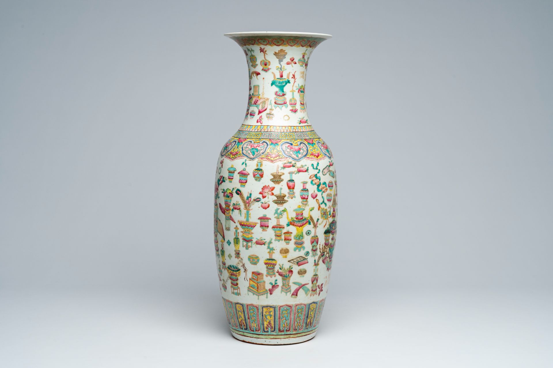 A Chinese famille rose 'antiquities' vase, 19th C. - Image 2 of 6