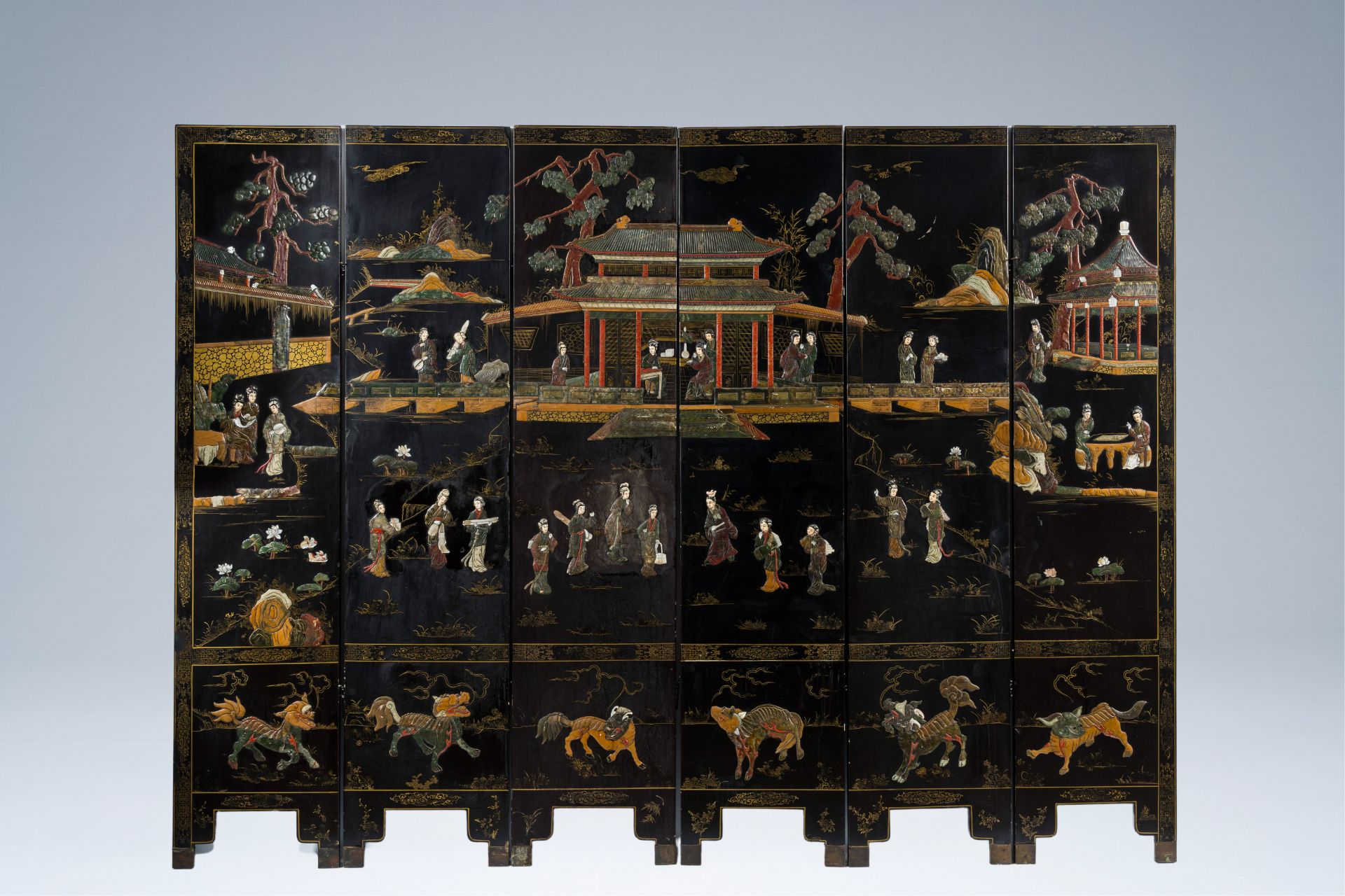 A Chinese six-part folding screen inlaid with bone, mother-of-pearl and various precious stones, 20t - Bild 3 aus 7