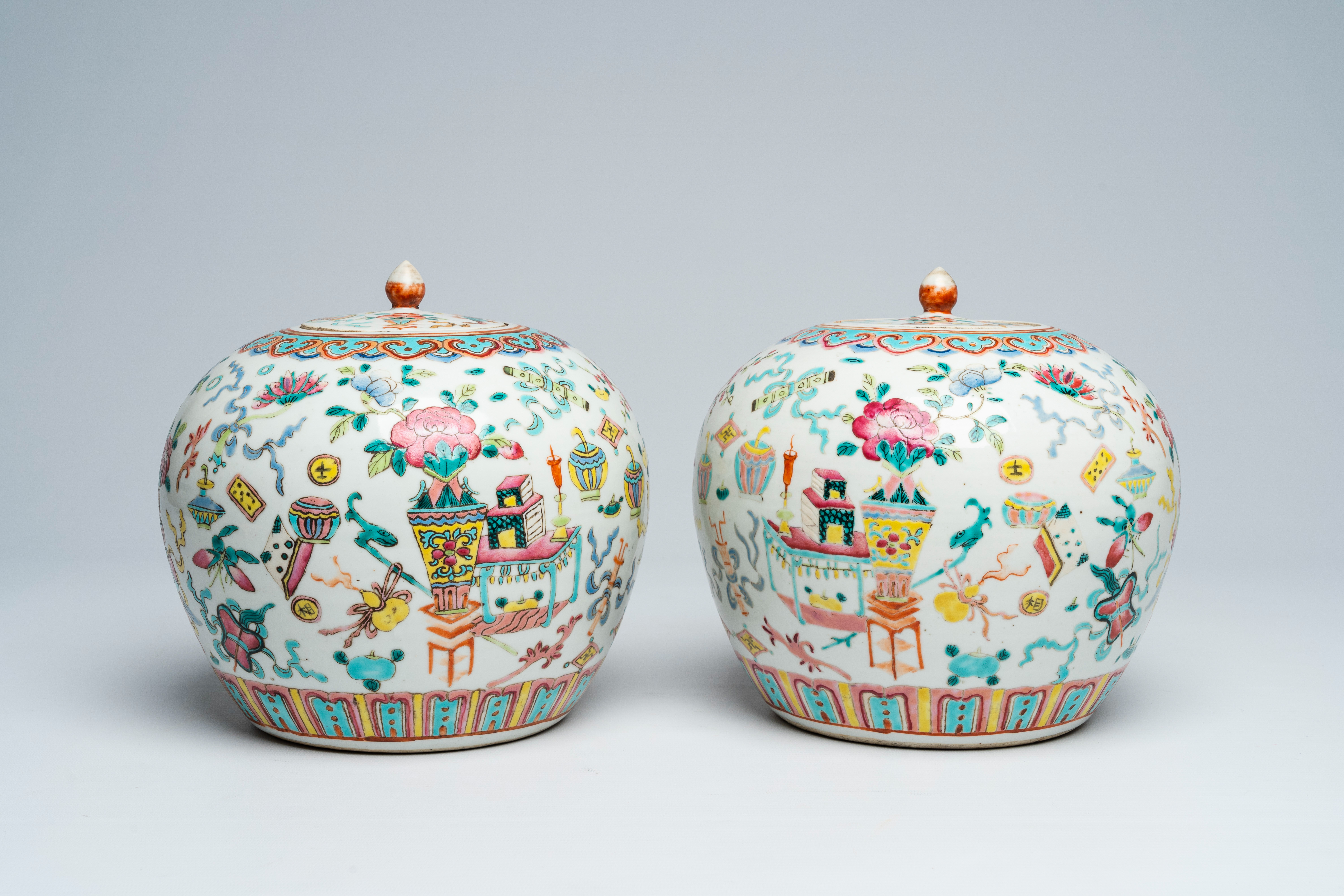 Two Chinese famille rose 'antiquities' jars and covers, 19th C. - Bild 3 aus 6