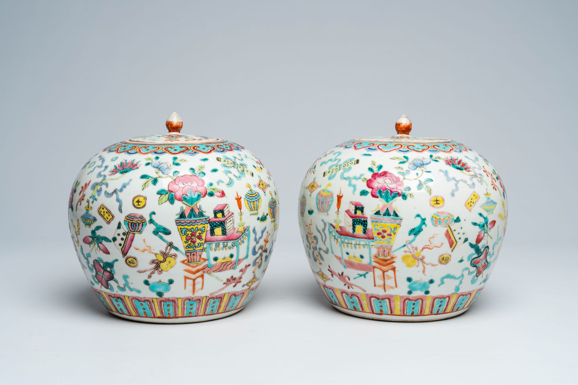 Two Chinese famille rose 'antiquities' jars and covers, 19th C. - Image 3 of 6