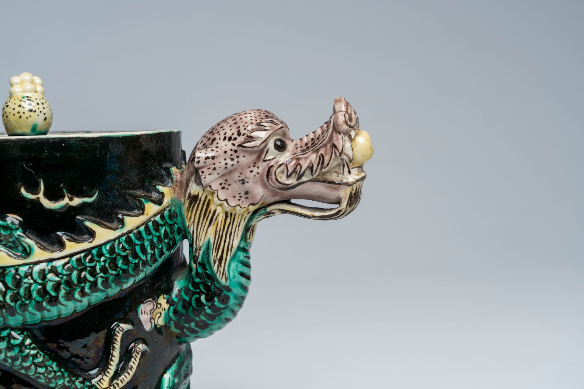 A Chinese famille noire dragon-shaped teapot with relief design, 19th C. - Image 8 of 9