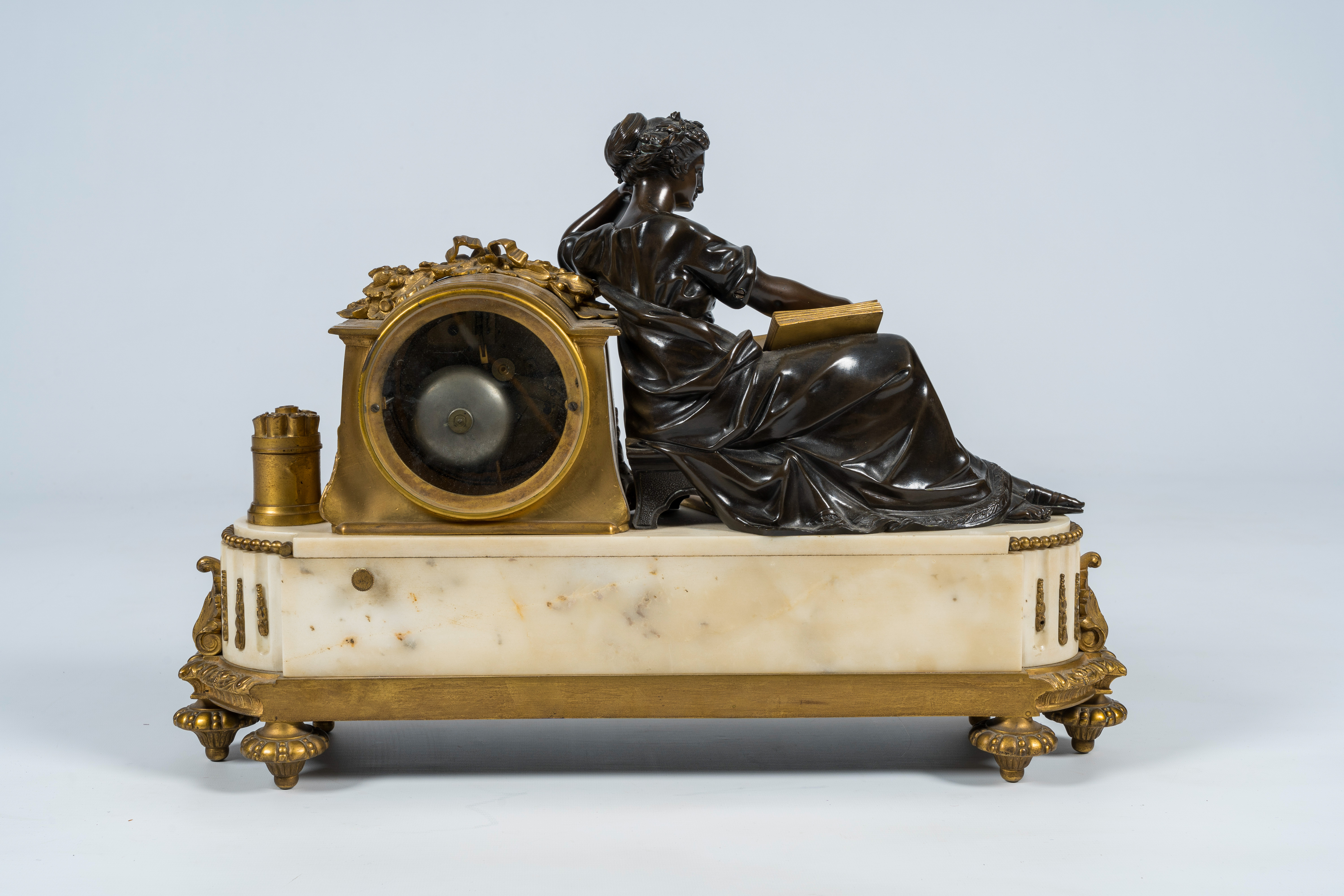 A French gilt bronze mounted white marble mantel clock with a reading lady, Charpentier & Cie, 19th - Image 4 of 9
