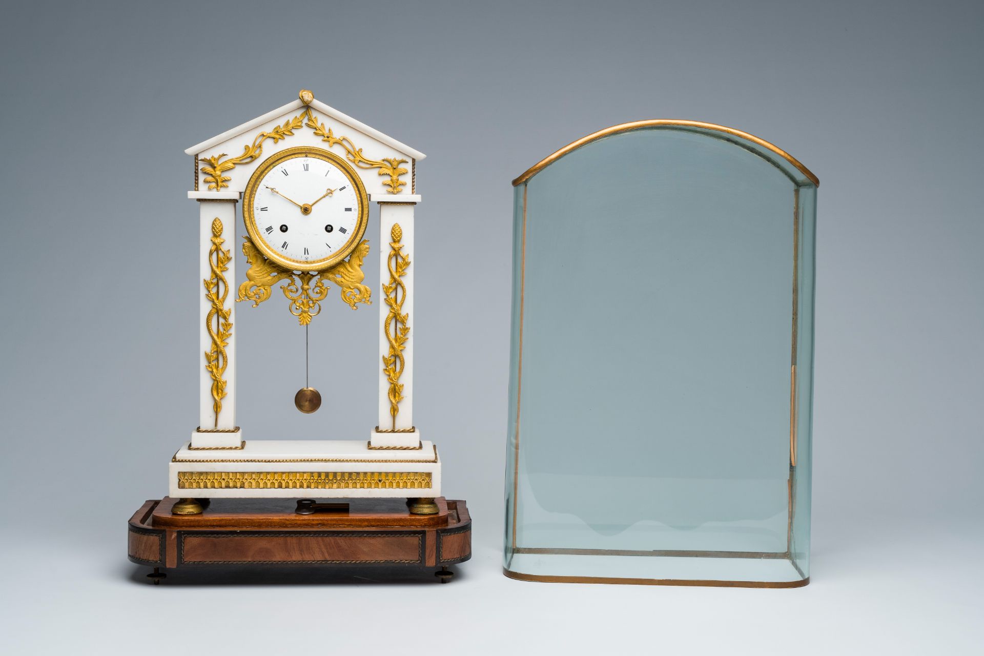 A French gilt bronze mounted white marble portico clock under glass dome and on a wooden base, 19th - Bild 4 aus 13