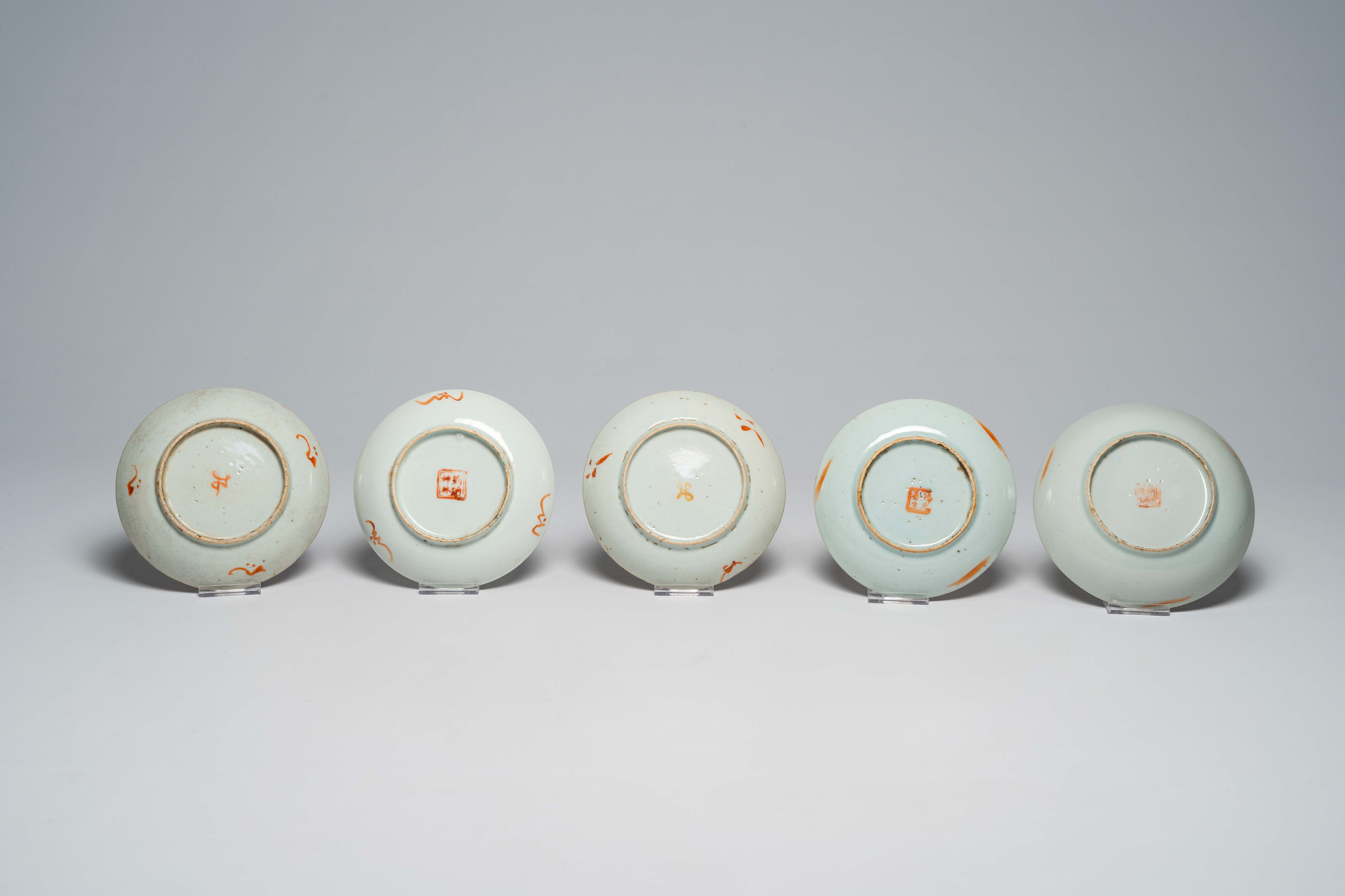 A varied collection of Chinese famille rose and polychrome porcelain, 19th/20th C. - Bild 7 aus 16