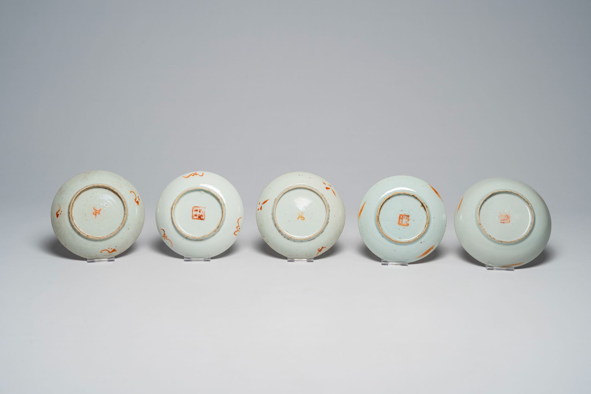 A varied collection of Chinese famille rose and polychrome porcelain, 19th/20th C. - Image 7 of 16