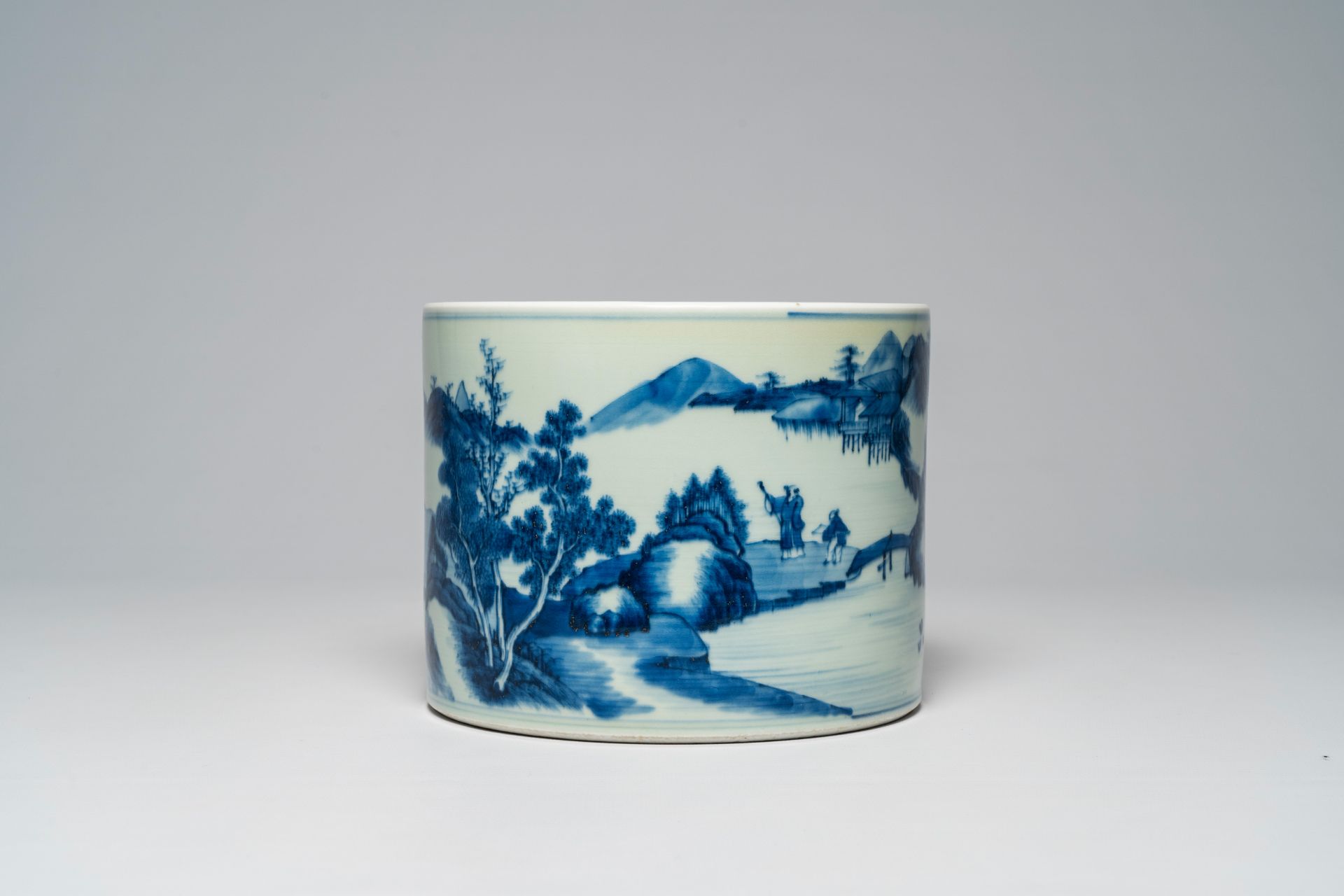 A Chinese blue and white brush pot with an animated river landscape, 19th/20th C. - Image 4 of 7
