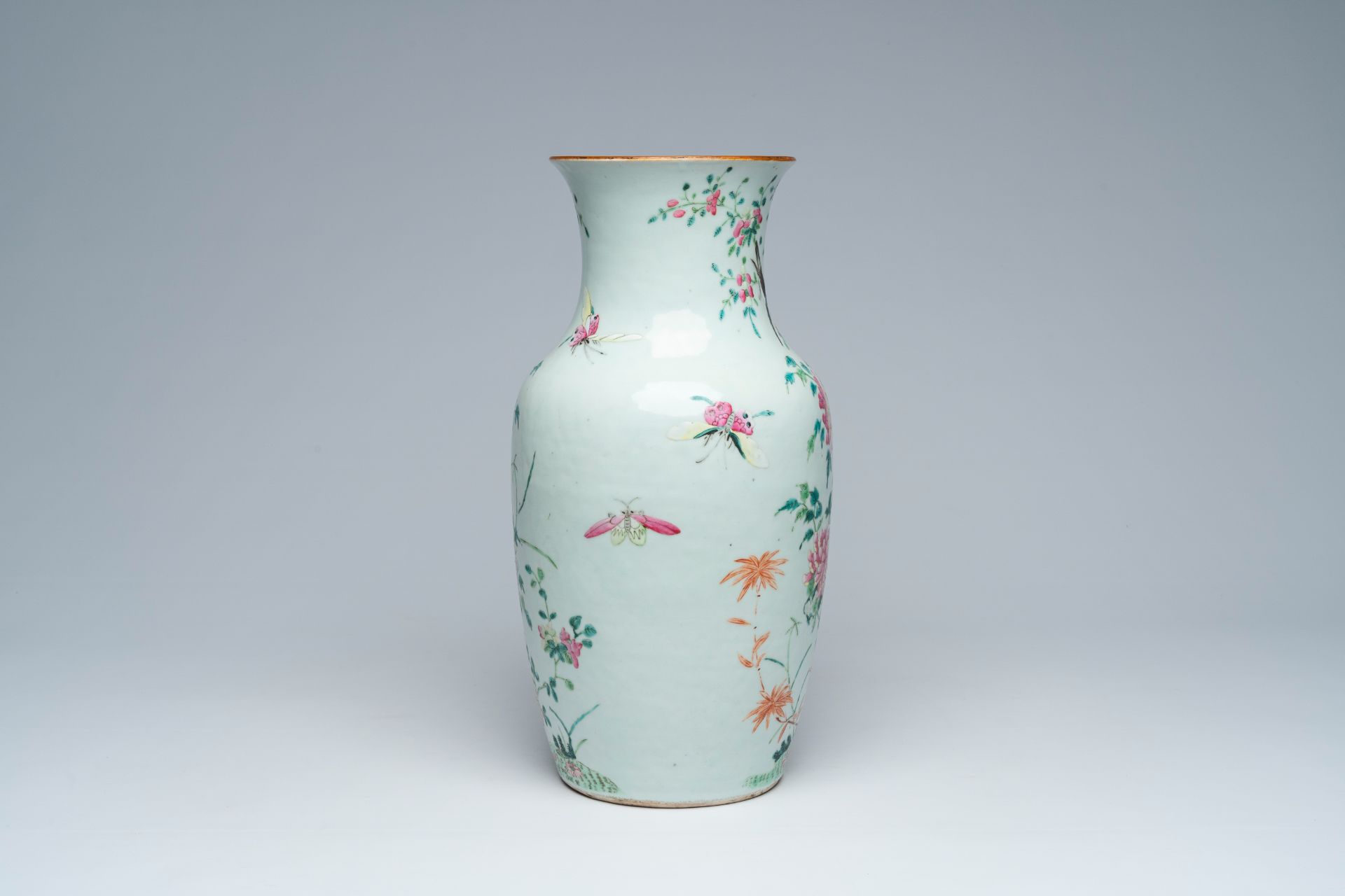 A Chinese famille rose vase with different birds among blossoming branches, 19th C. - Image 3 of 6