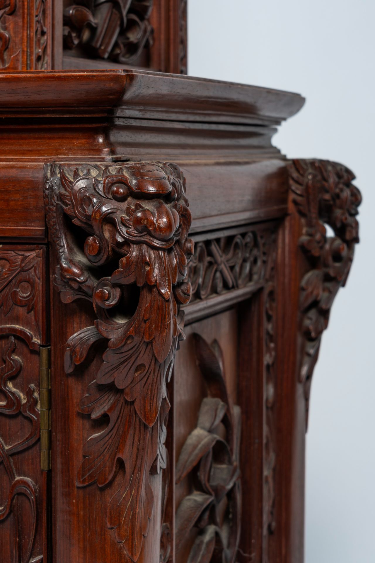 A Chinese or Vietnamese wooden four-door display cabinet with mother-of-pearl inlay, ca. 1900 - Image 10 of 15