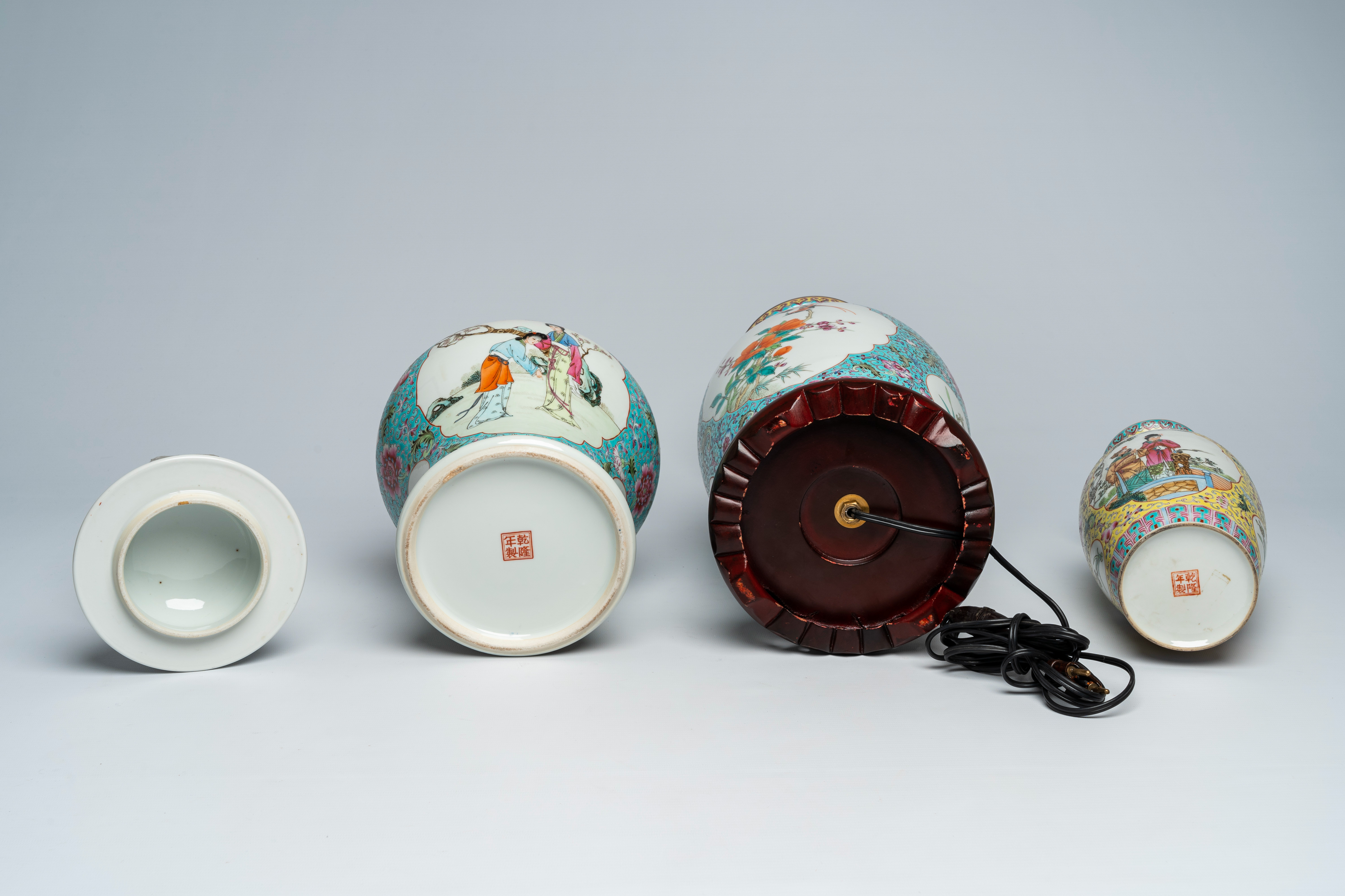 Three various Chinese famille rose vases, one of which mounted as a lamp, 20th C. - Bild 6 aus 6