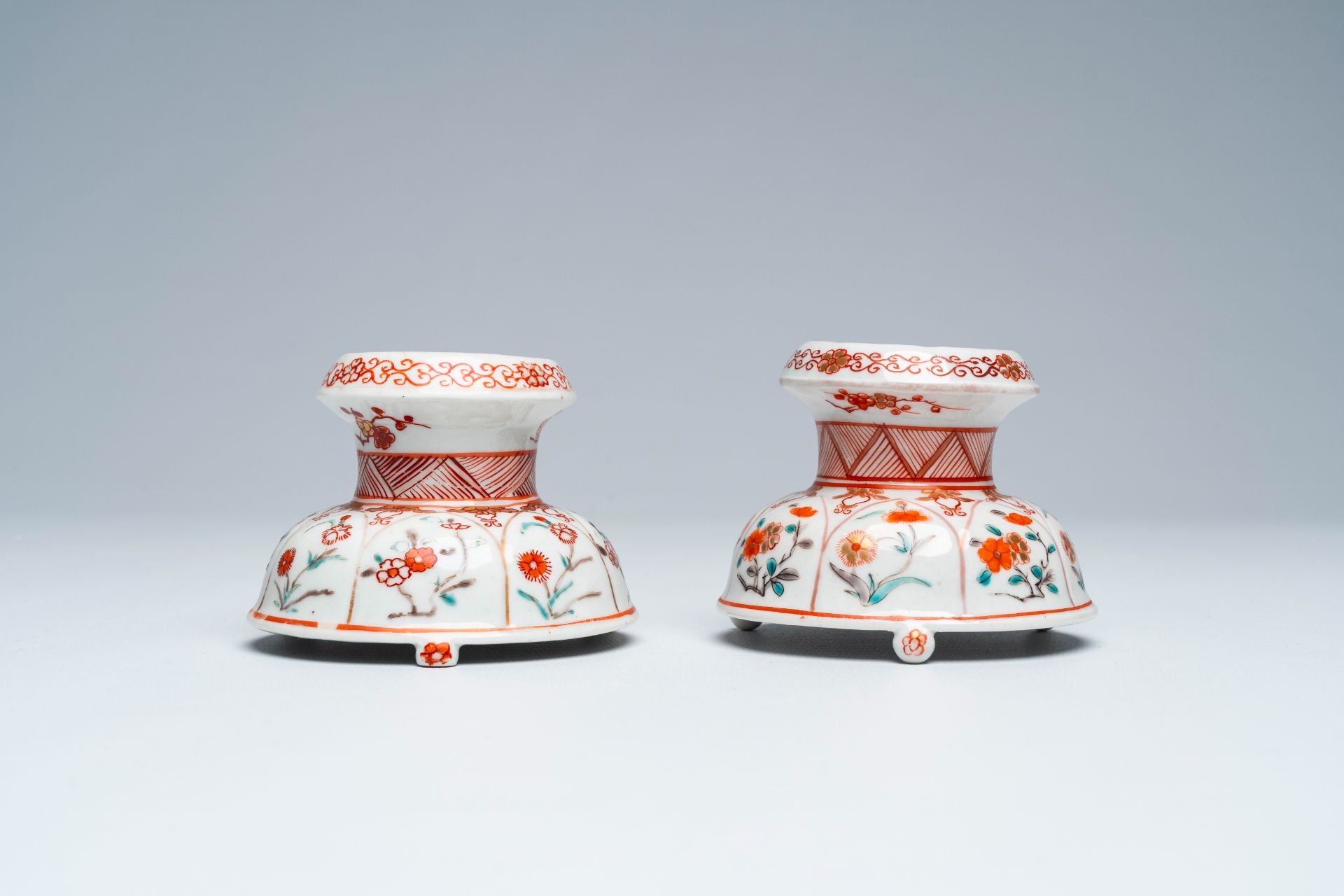 A pair of Japanese Kakiemon style salts with floral design, Edo, 17th/18th C. - Image 5 of 8