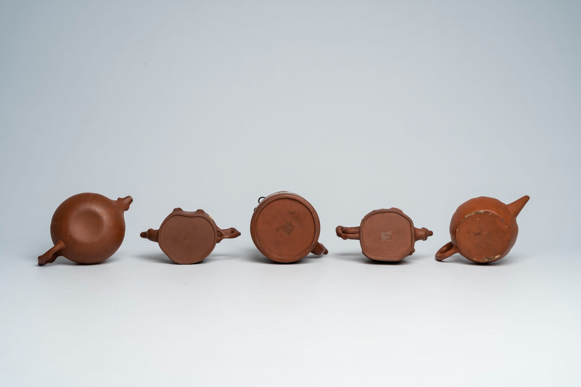 Five Chinese Yixing stoneware teapots and covers with floral and relief design, 19th/20th C. - Bild 7 aus 9