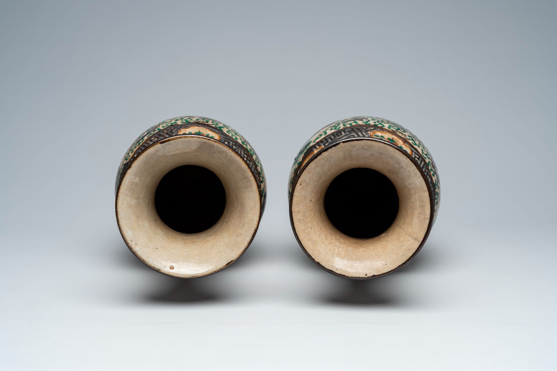 A pair of Chinese Nanking crackle glazed famille verte 'Immortals' vases, 19th C. - Image 5 of 6