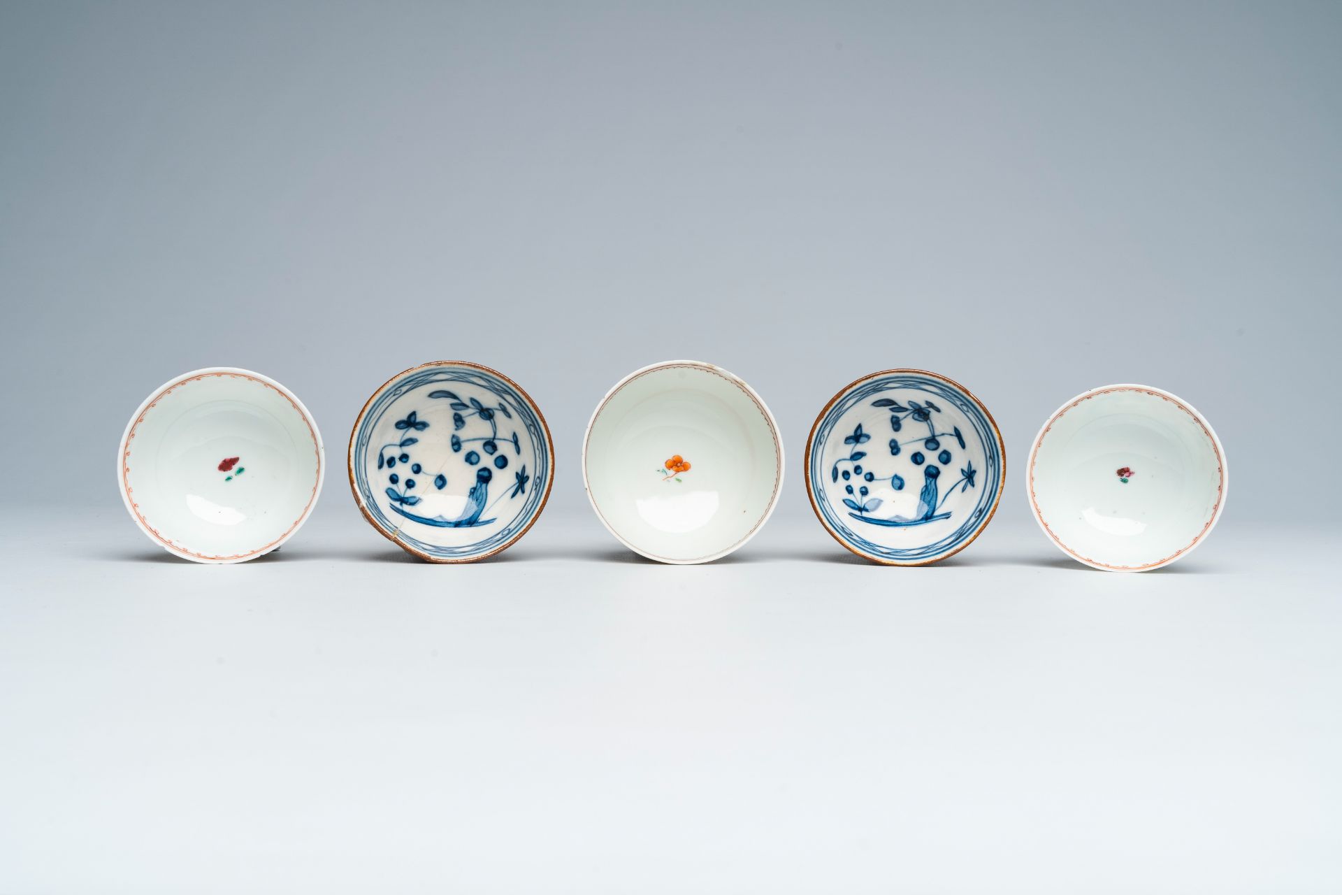 A varied collection of Chinese famille rose and blue and white porcelain, 18th/19th C. - Image 13 of 14