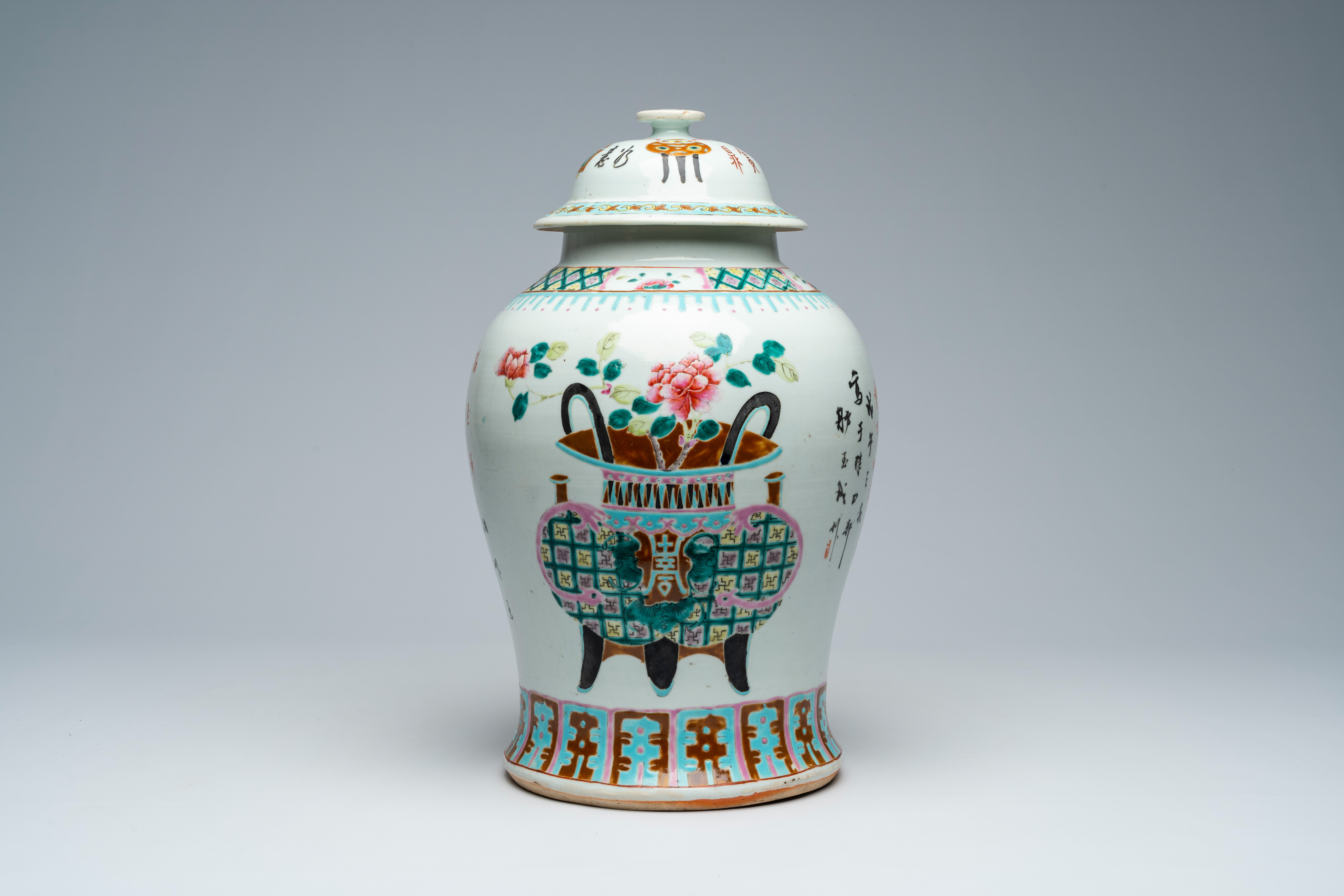 A Chinese famille rose vase and cover with antiquities and floral design, 19th C.