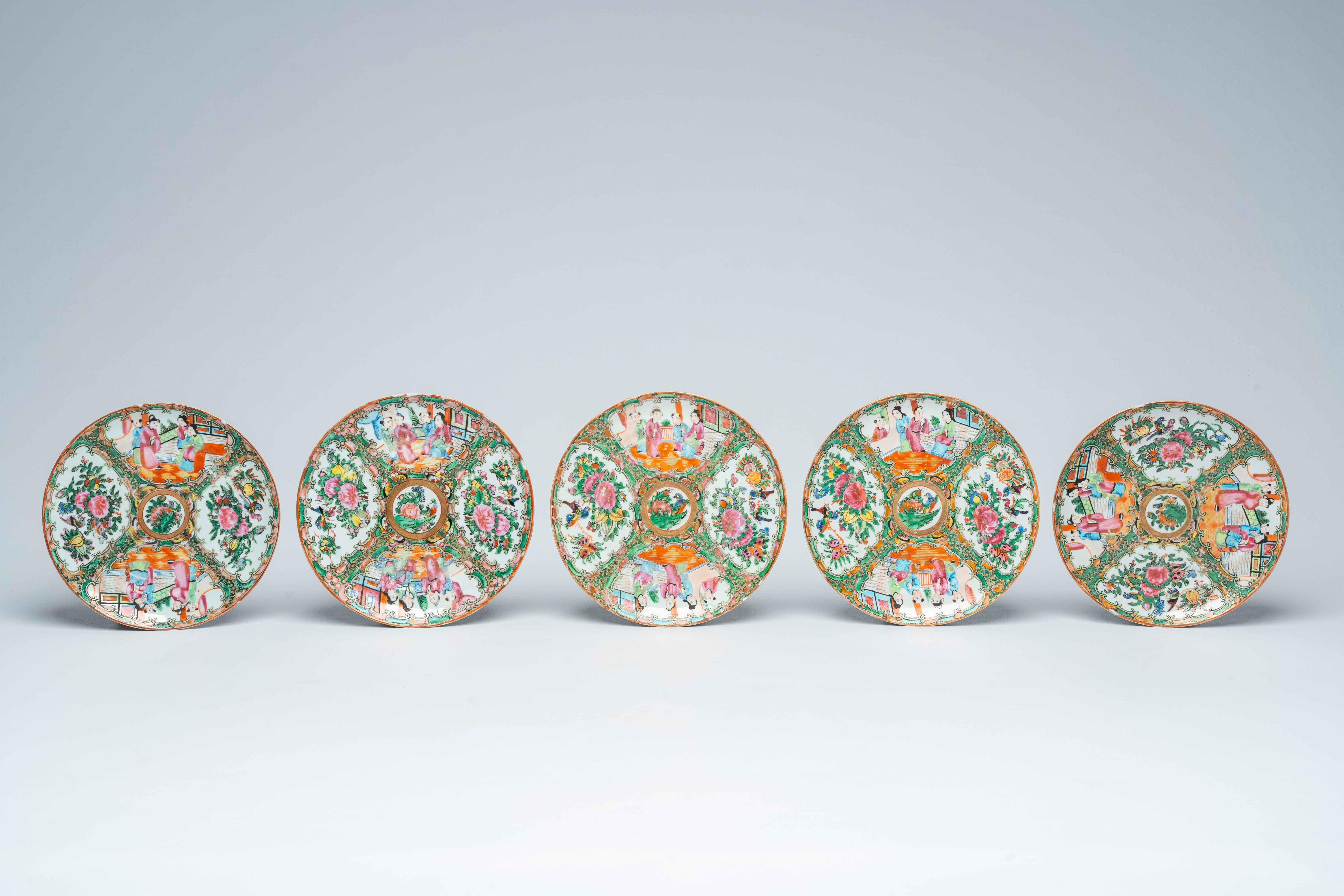 A varied collection of Chinese Canton famille rose porcelain, 19th/20th C. - Bild 8 aus 13