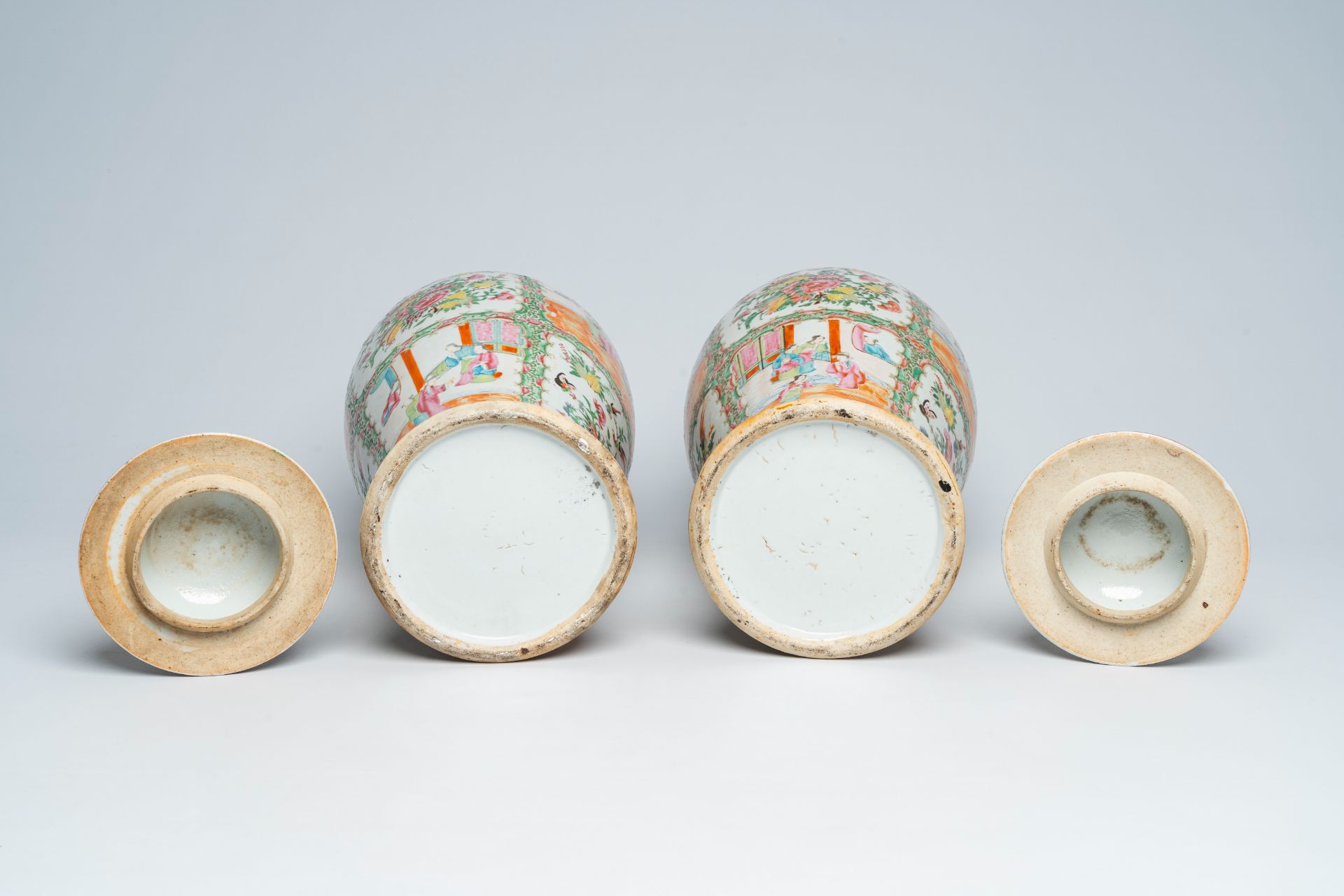 A pair of Chinese Canton famille rose vases and covers with palace scenes and floral design, 19th C. - Image 6 of 6