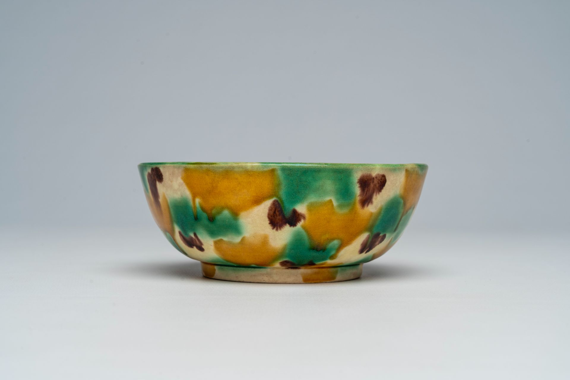 A Chinese sancai glazed bowl, 19th/20th C. - Image 2 of 7