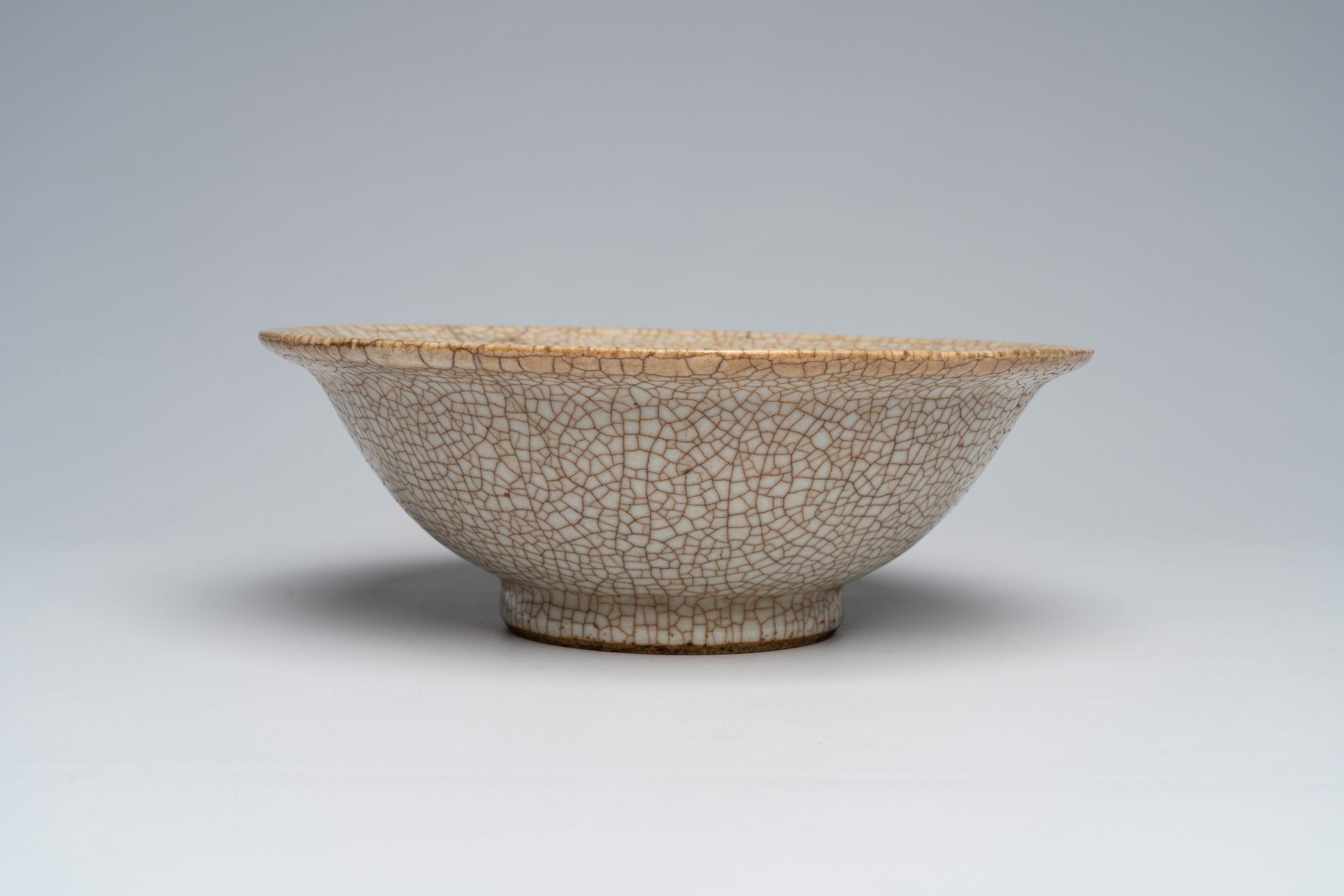 A Chinese 'ge yao' glazed bowl, 19th C. - Image 3 of 7