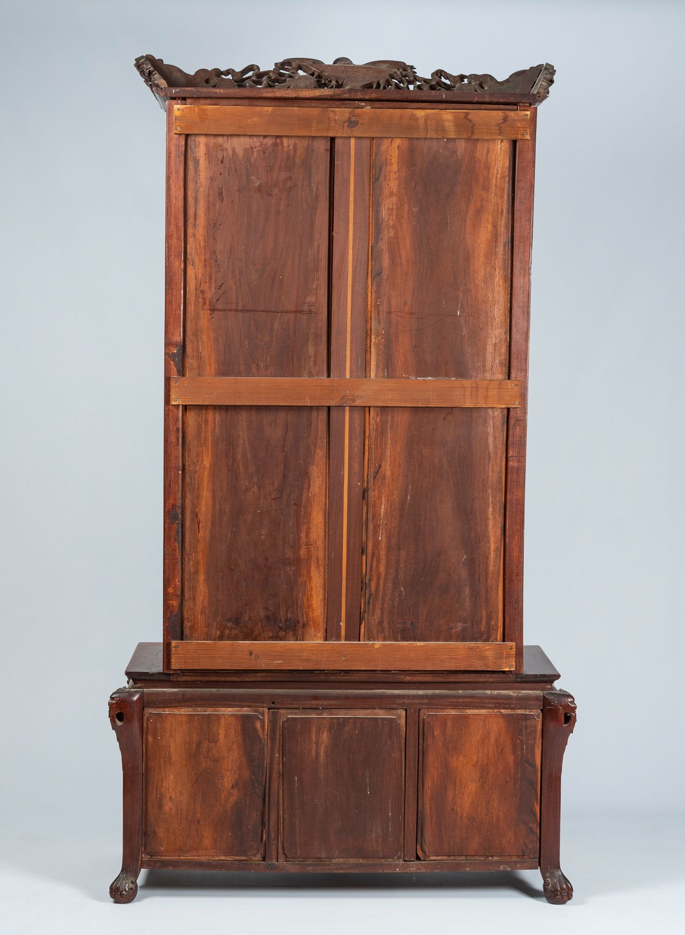 A Chinese or Vietnamese wooden four-door display cabinet with mother-of-pearl inlay, ca. 1900 - Image 14 of 15