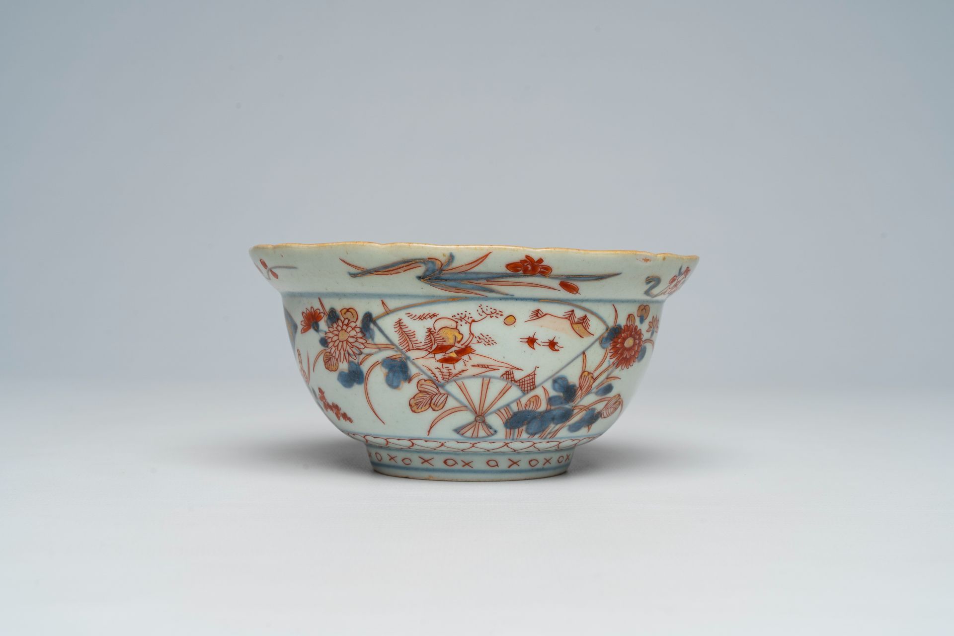 A Japanese Imari bowl and two plates with floral design, Edo/Meiji, 18th/19th C. - Image 5 of 9