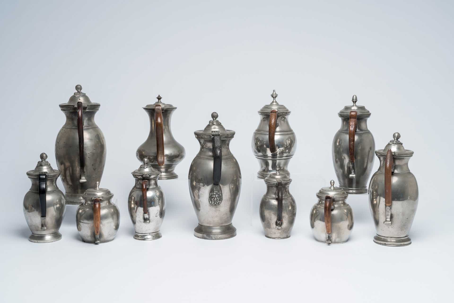 Eleven various pewter Empire 'dragon spout' jugs with wood handle, a.o. Brussels and Antwerp, 19th C - Image 4 of 9