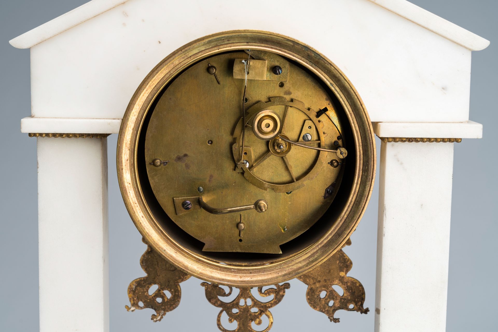 A French gilt bronze mounted white marble portico clock under glass dome and on a wooden base, 19th - Bild 13 aus 13