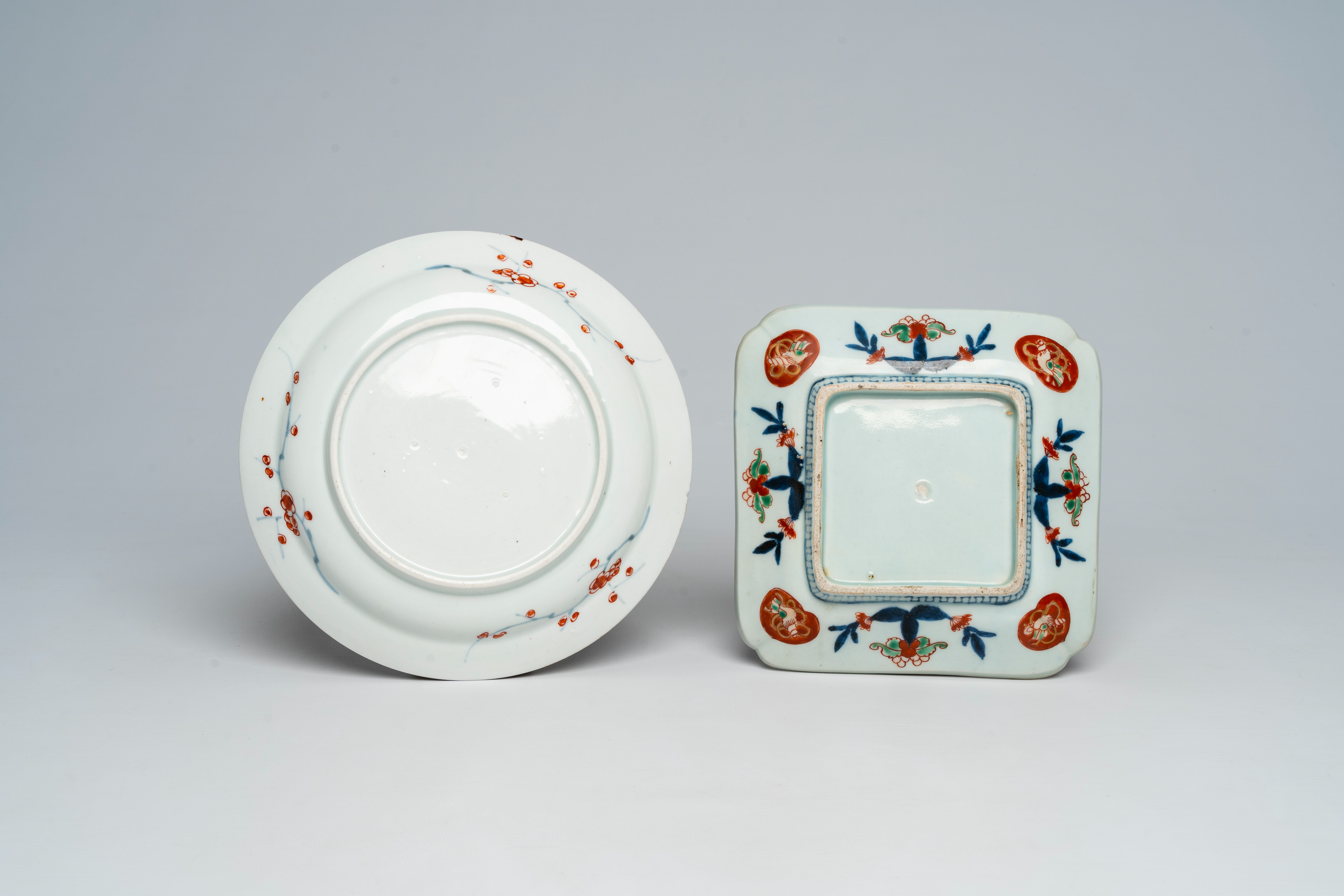 A Japanese Imari bowl and two plates with floral design, Edo/Meiji, 18th/19th C. - Image 3 of 9