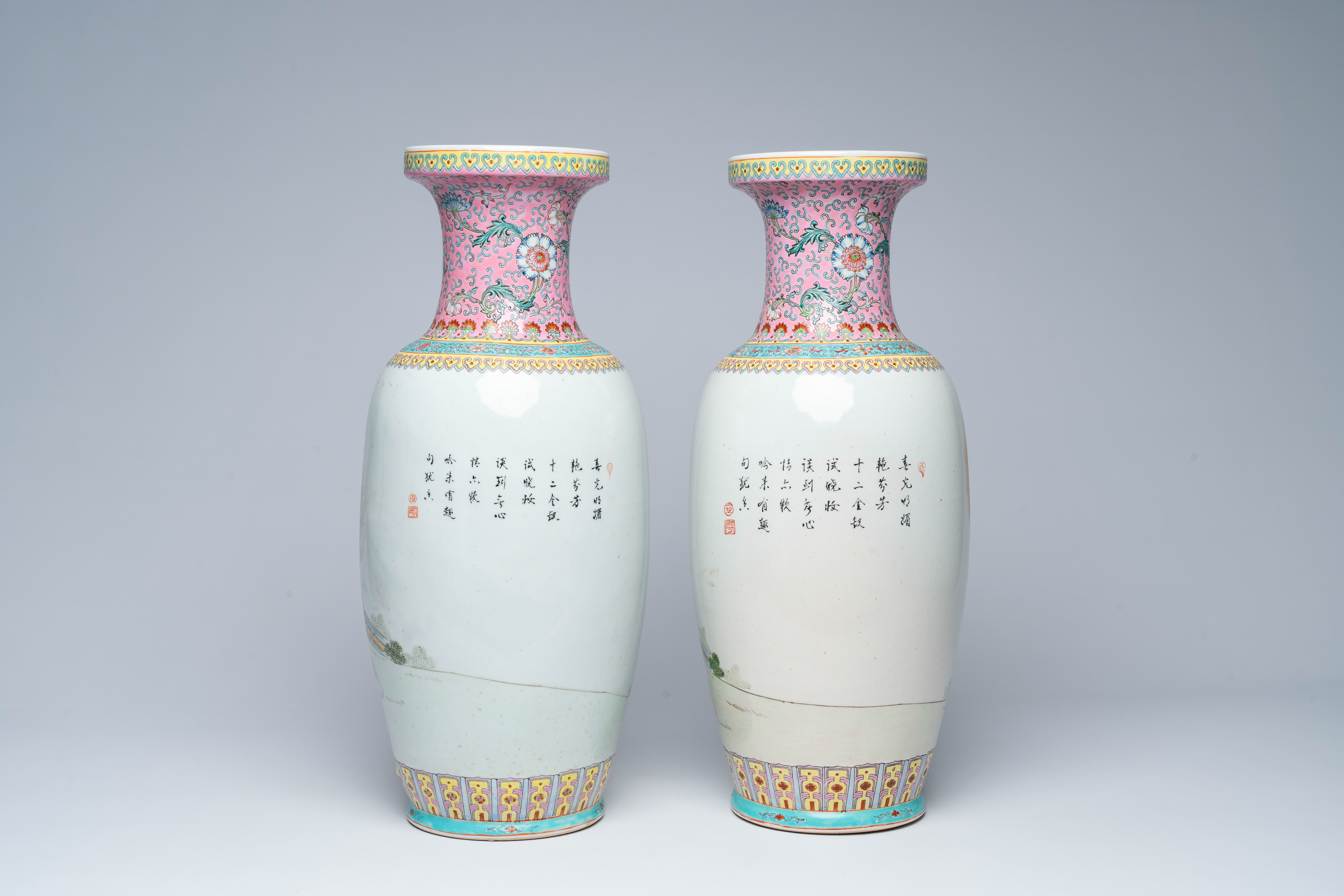 A pair of Chinese famille rose vases with court ladies in a palace garden, 20th C. - Bild 3 aus 6