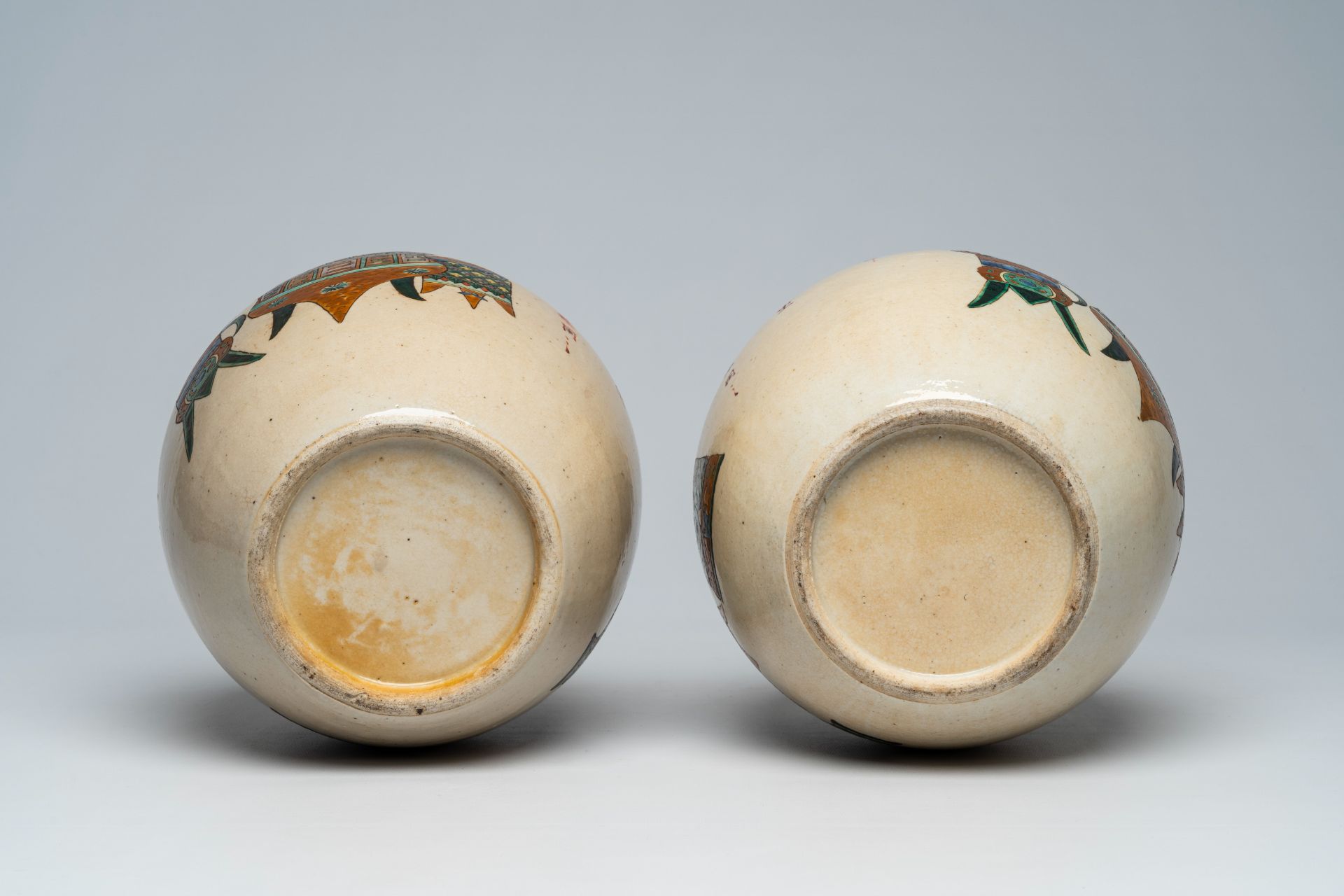 A pair of Chinese Nanking crackle glazed famille verte ginger jars with antiquities design, 19th C. - Image 6 of 6