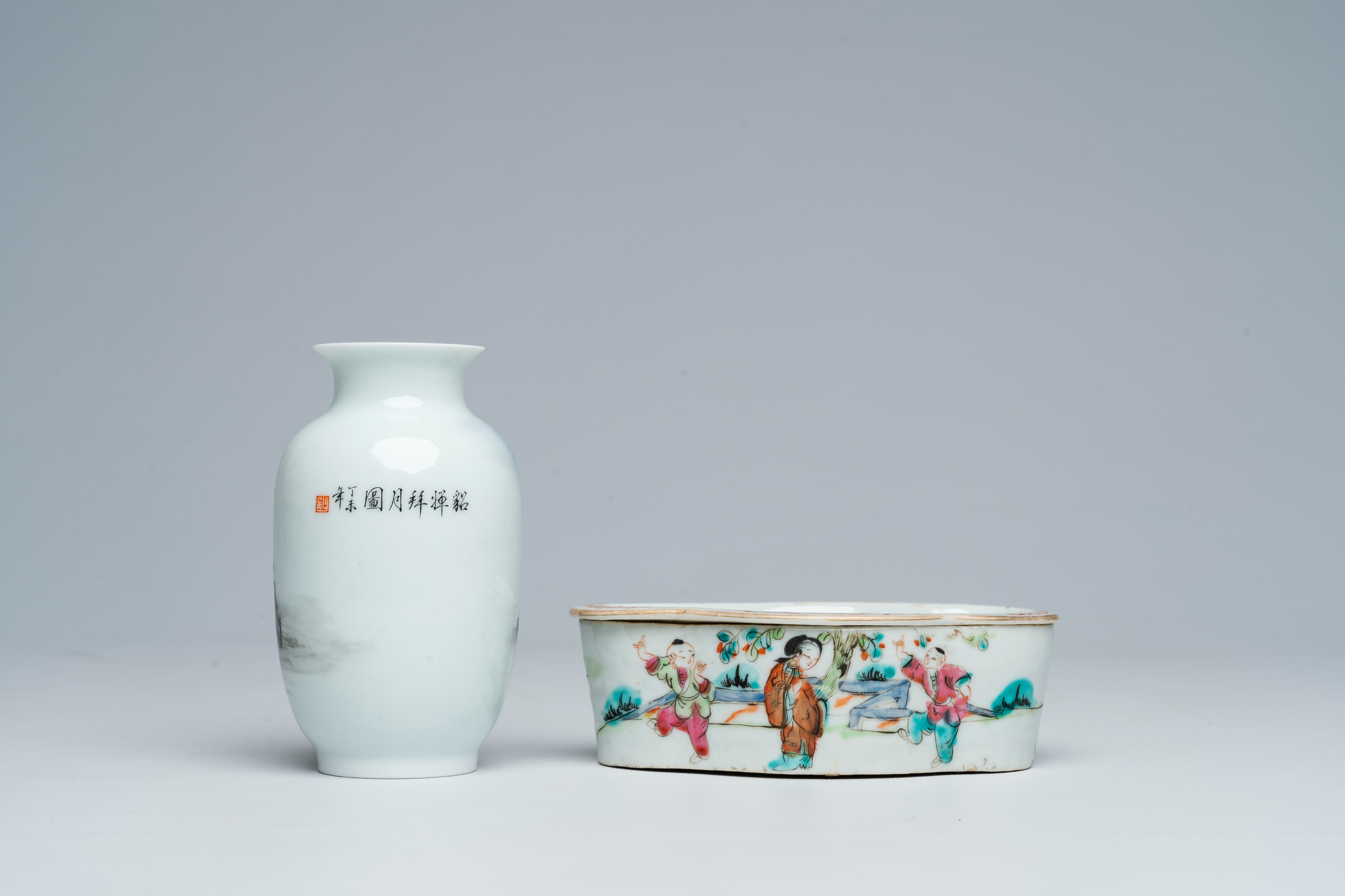 A Chinese famille rose cricket box and a vase with figures in a landscape, 19th/20th C. - Bild 4 aus 7