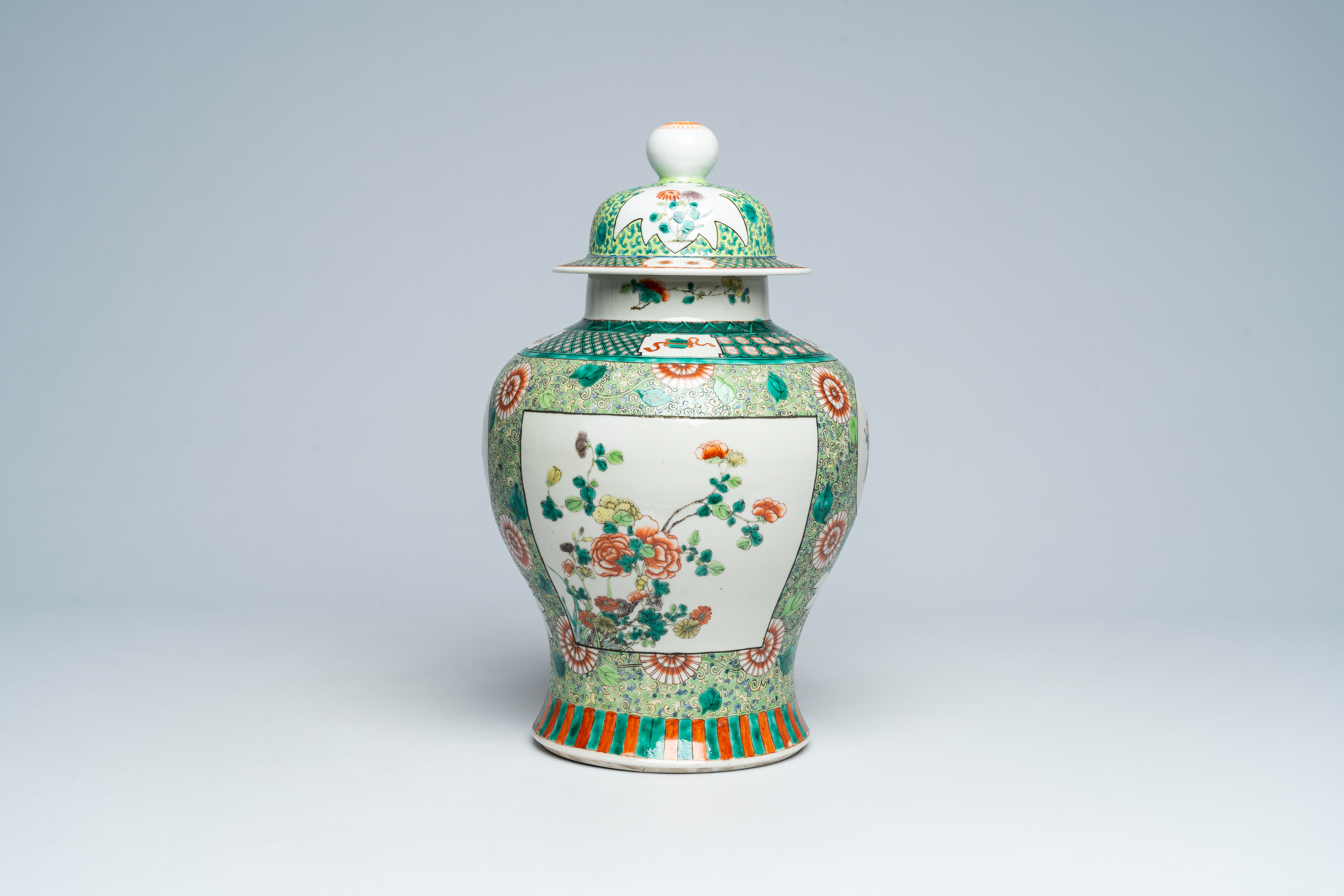 A Chinese famille verte vase and cover with floral design, 19th C. - Image 3 of 6