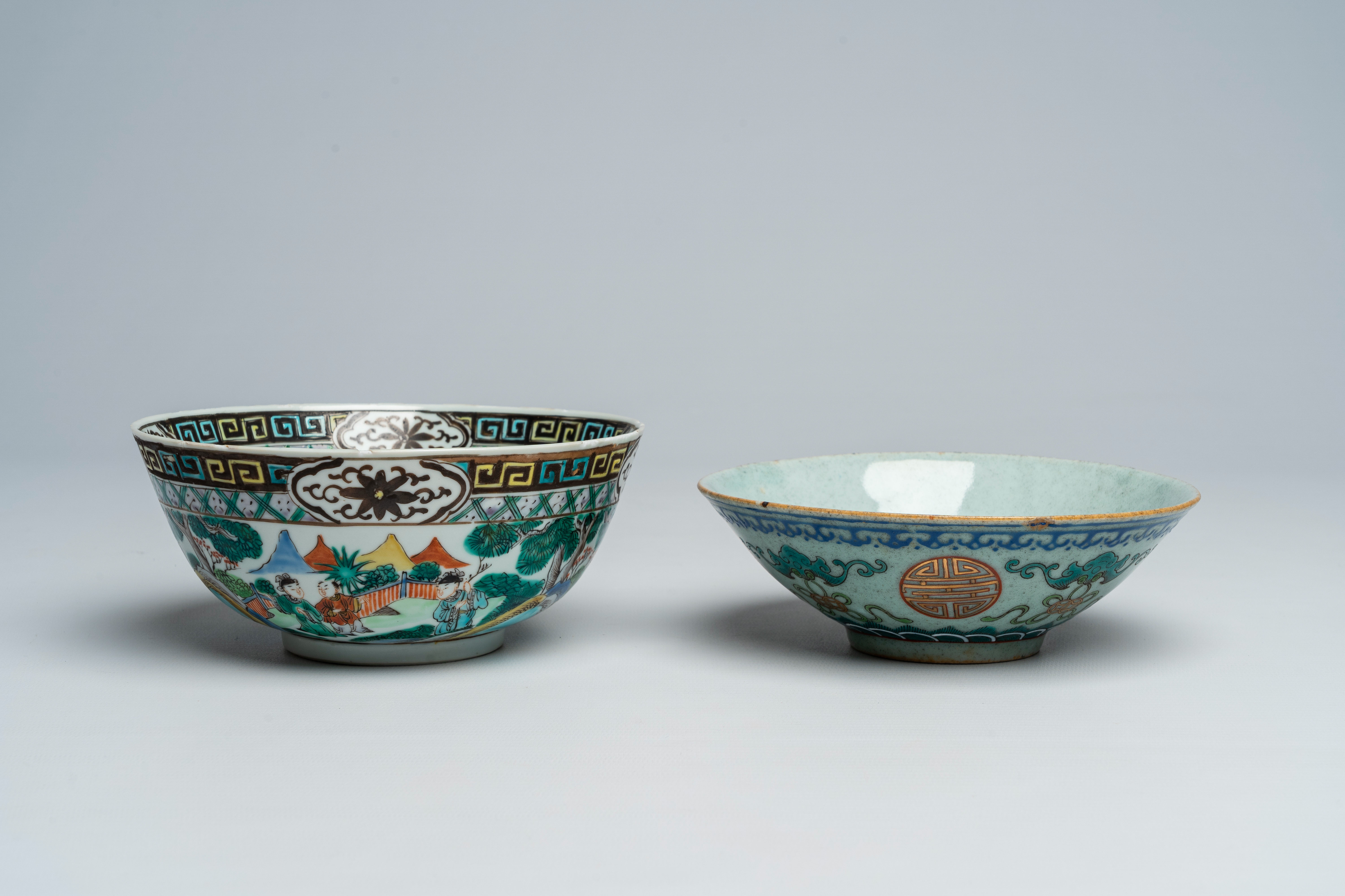 Two Chinese famille verte bowls with figures in a landscape and 'Shou', 19th C. - Bild 8 aus 8