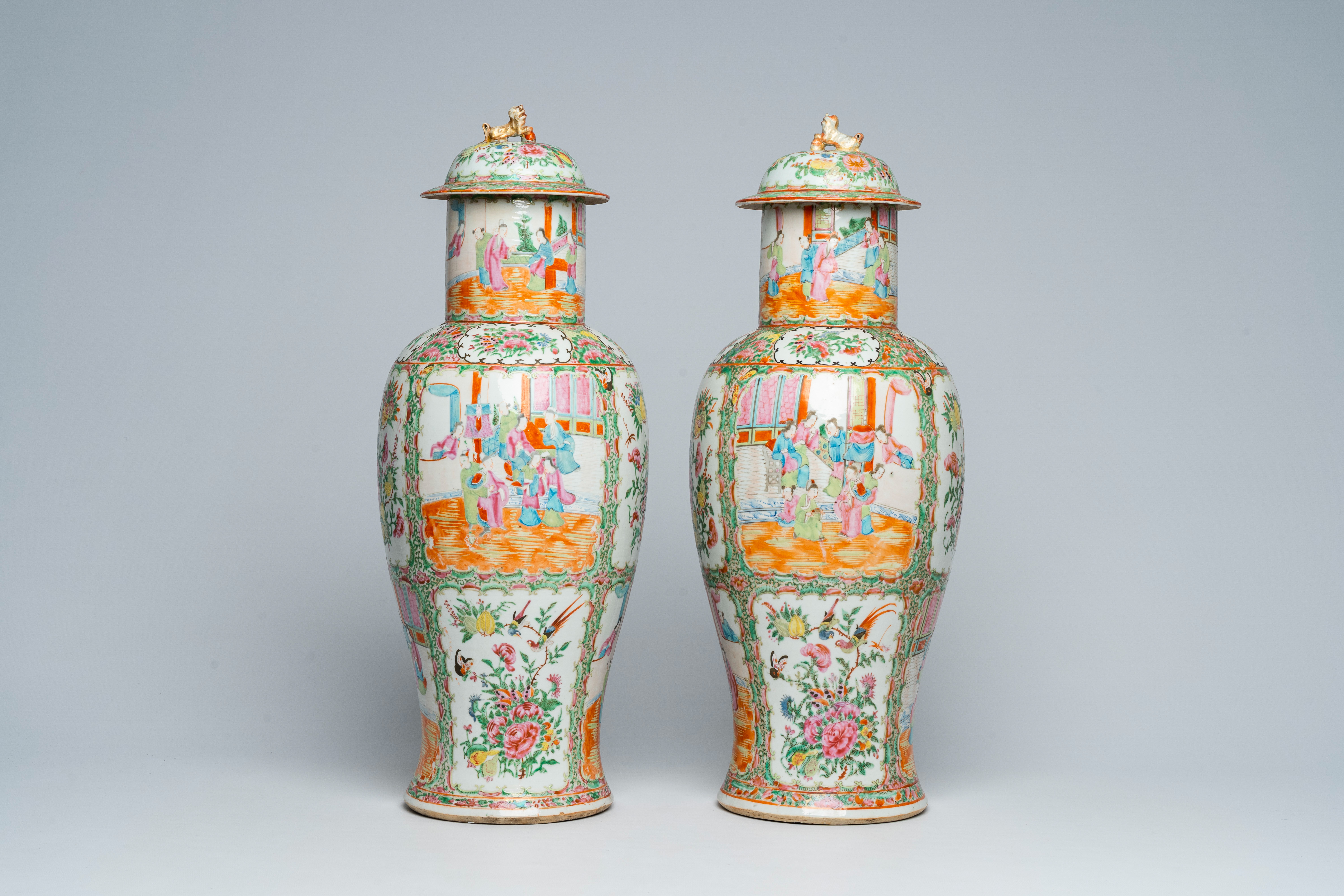 A pair of Chinese Canton famille rose vases and covers with palace scenes and floral design, 19th C. - Bild 3 aus 6