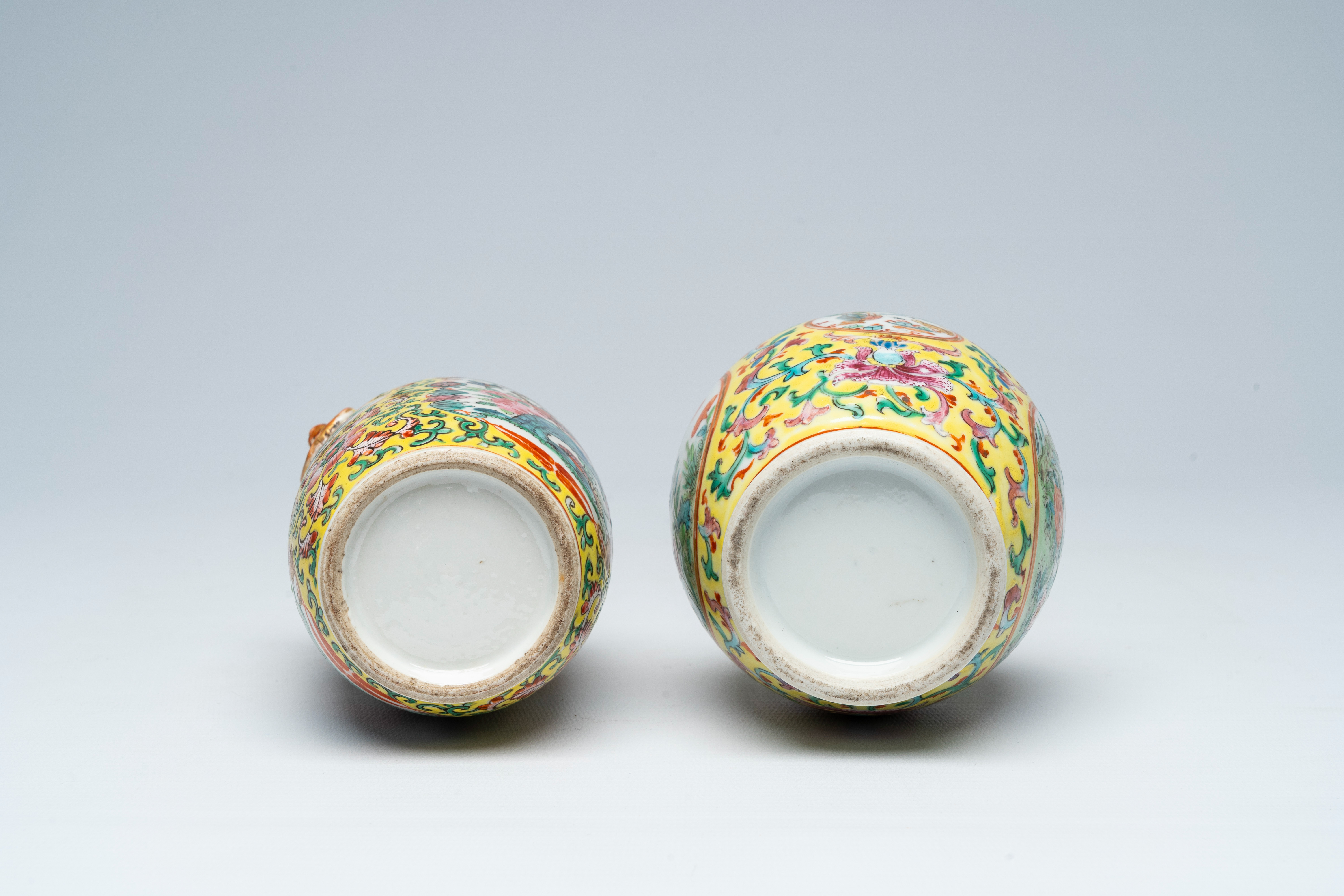 Two Chinese famille rose yellow ground vases with antiquities and floral design, 19th C. - Bild 6 aus 6