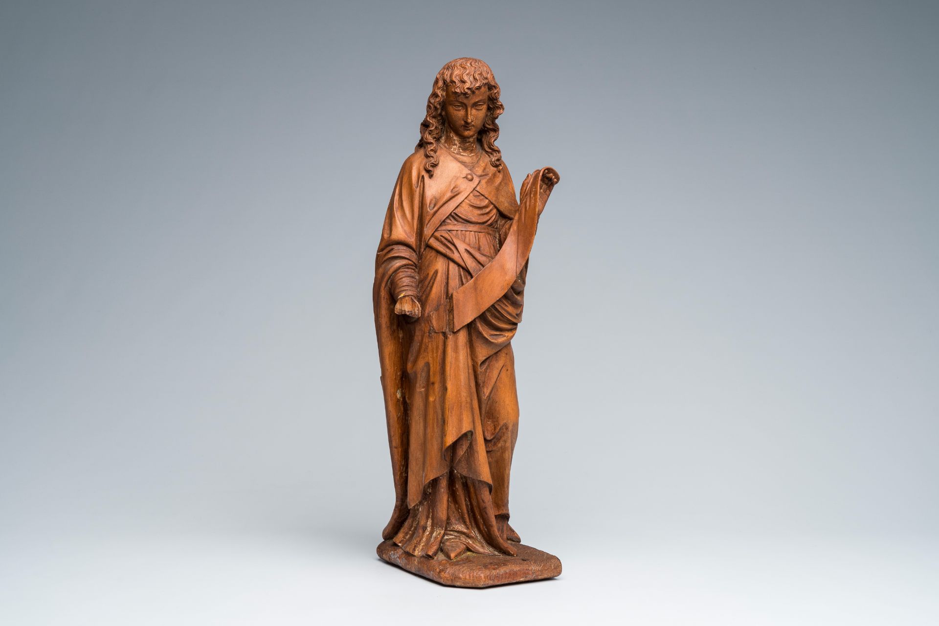A Flemish Gothic Revival carved wood altar angel with traces of polychromy, 19th C. - Image 8 of 8