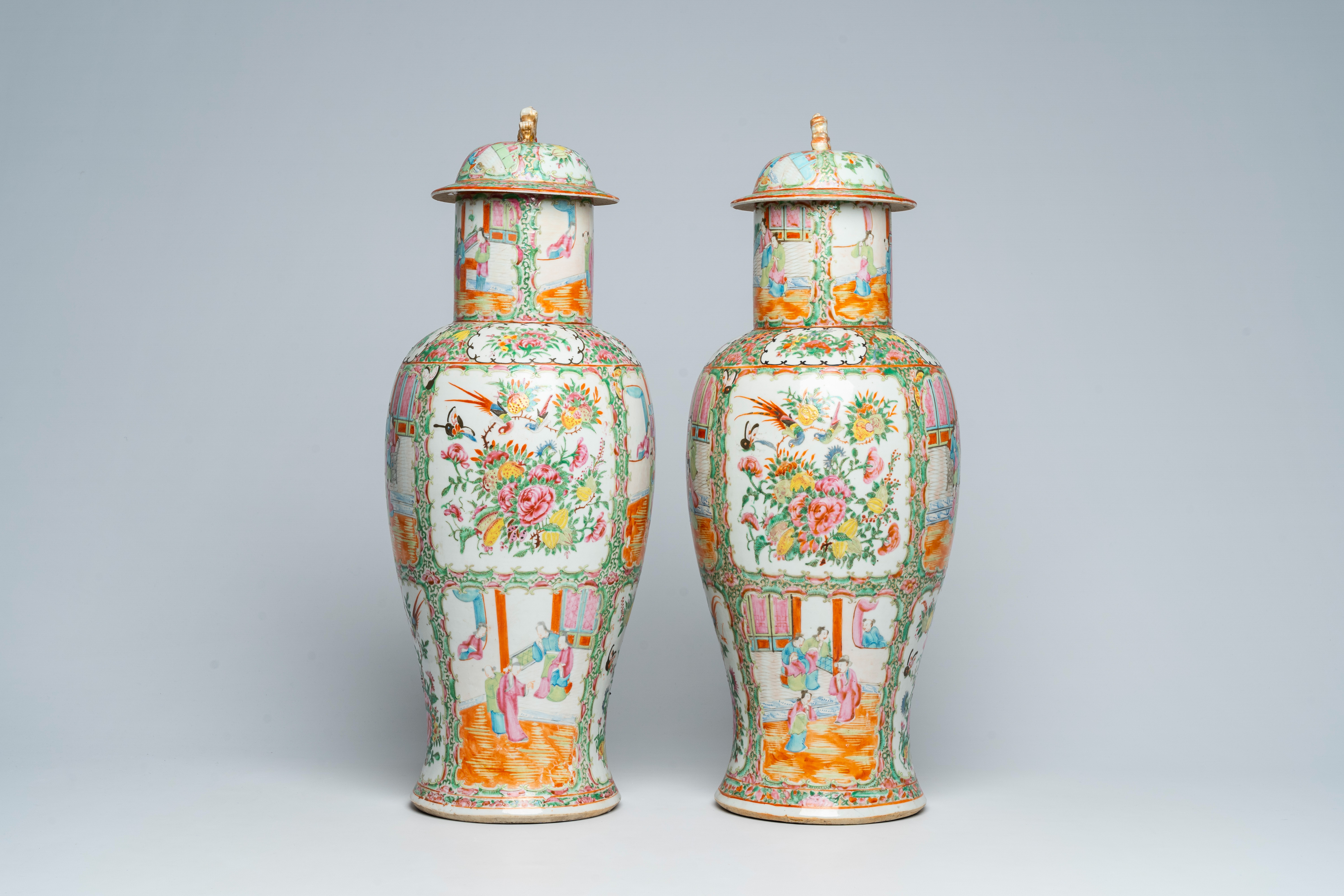 A pair of Chinese Canton famille rose vases and covers with palace scenes and floral design, 19th C. - Bild 2 aus 6