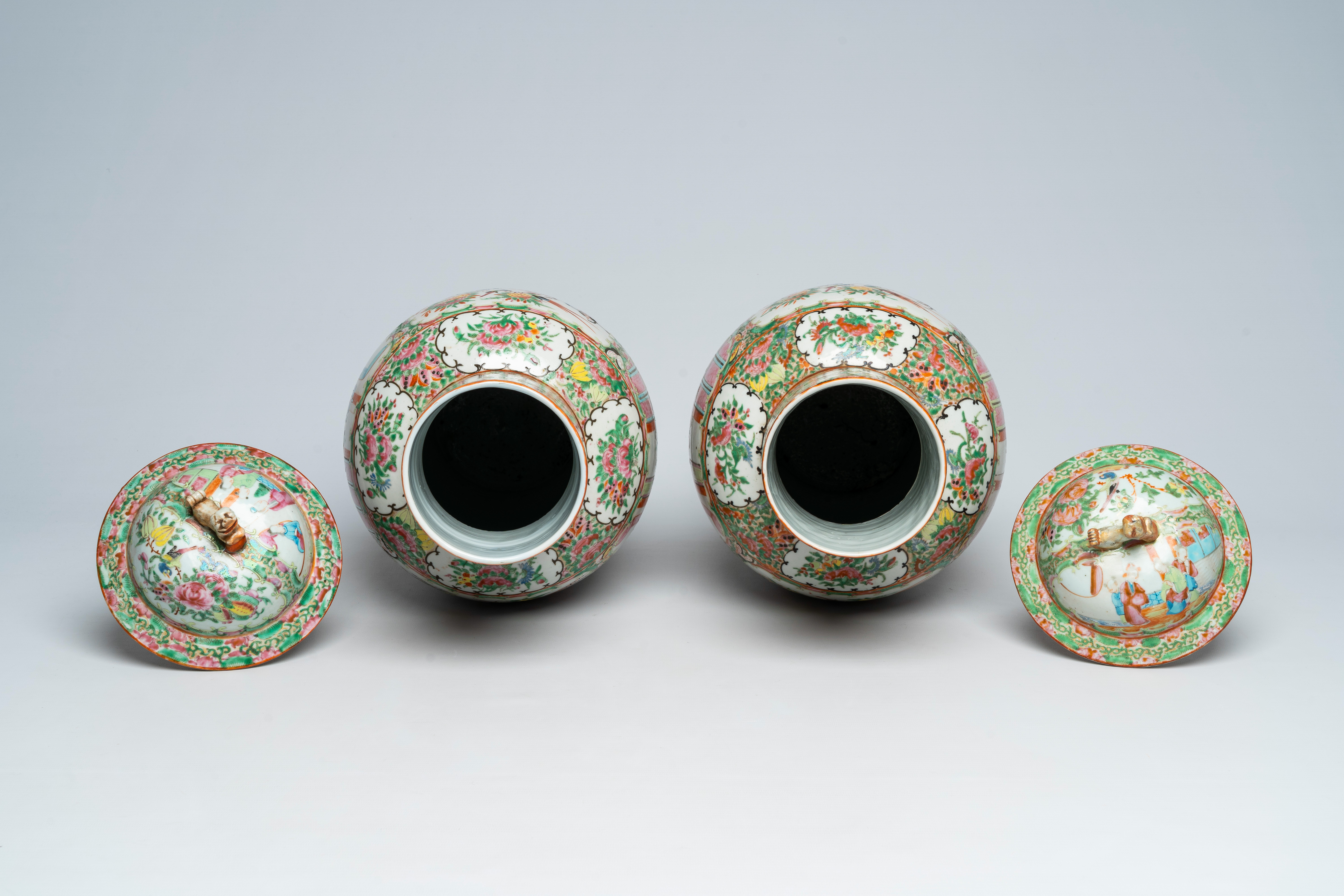 A pair of Chinese Canton famille rose vases and covers with palace scenes and floral design, 19th C. - Bild 5 aus 6