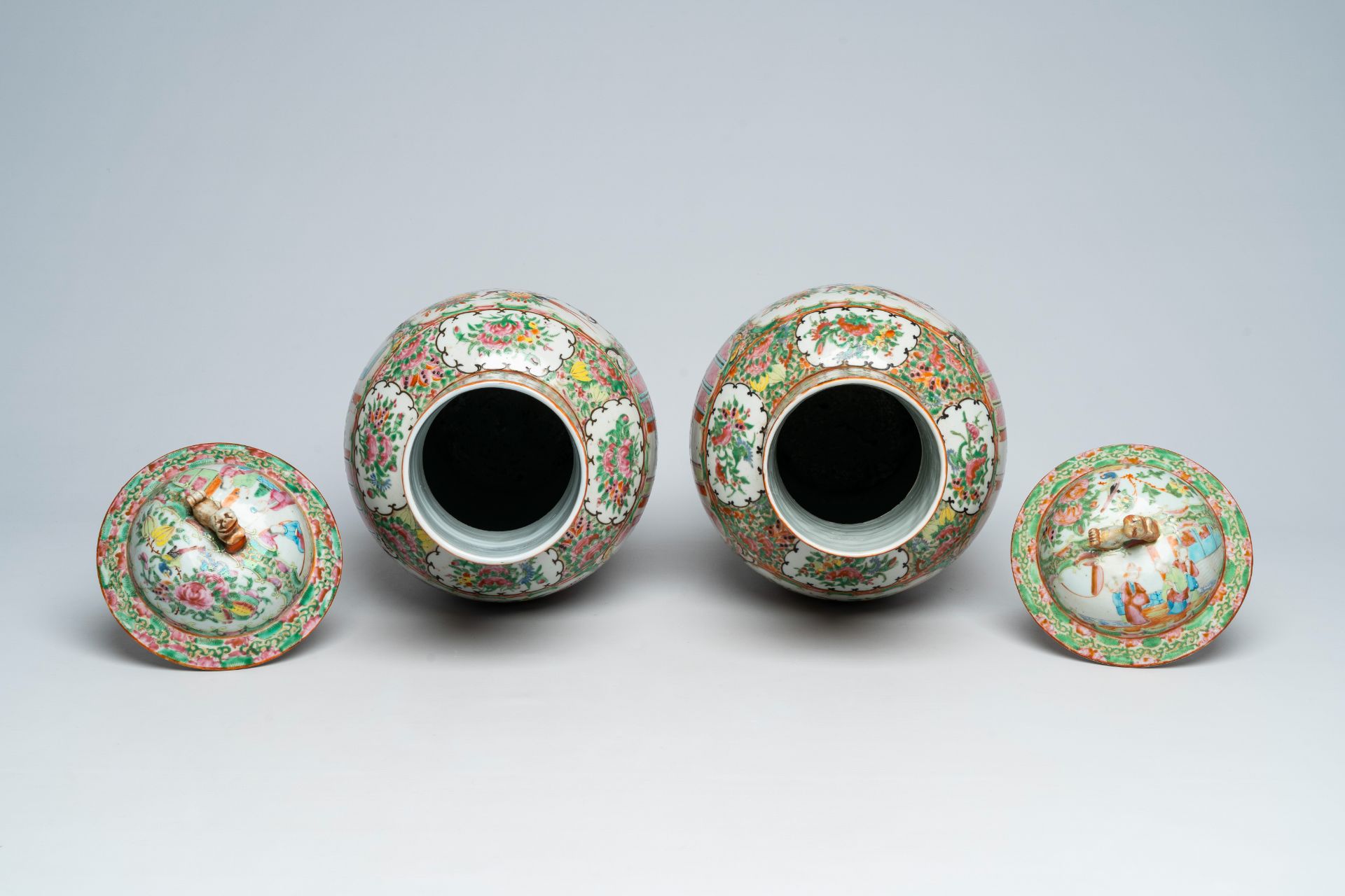 A pair of Chinese Canton famille rose vases and covers with palace scenes and floral design, 19th C. - Image 5 of 6